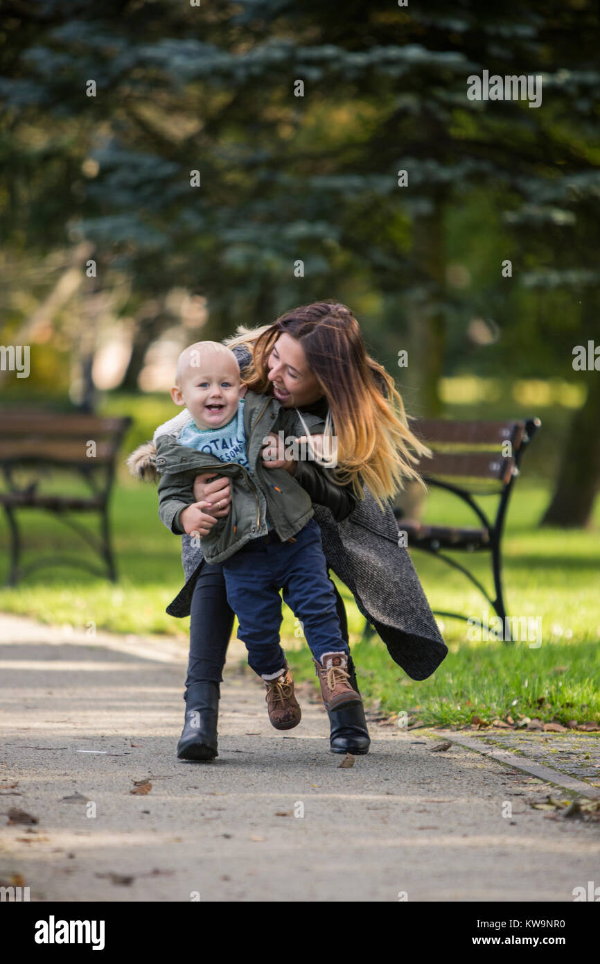 Promenade dans le parc de la famille, de l'automne Banque D'Images