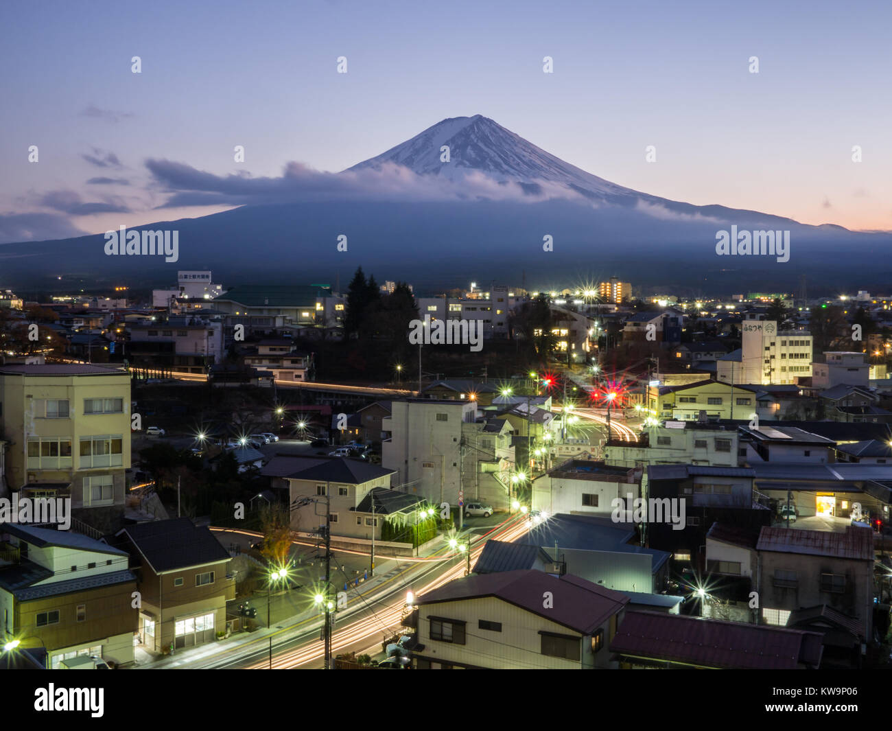 Une longue exposition de Mont Fuji pris dans une ville près du lac Kawaguchiko avec légèreté des voitures au bas de la ville. Prises au cours de la soirée Banque D'Images