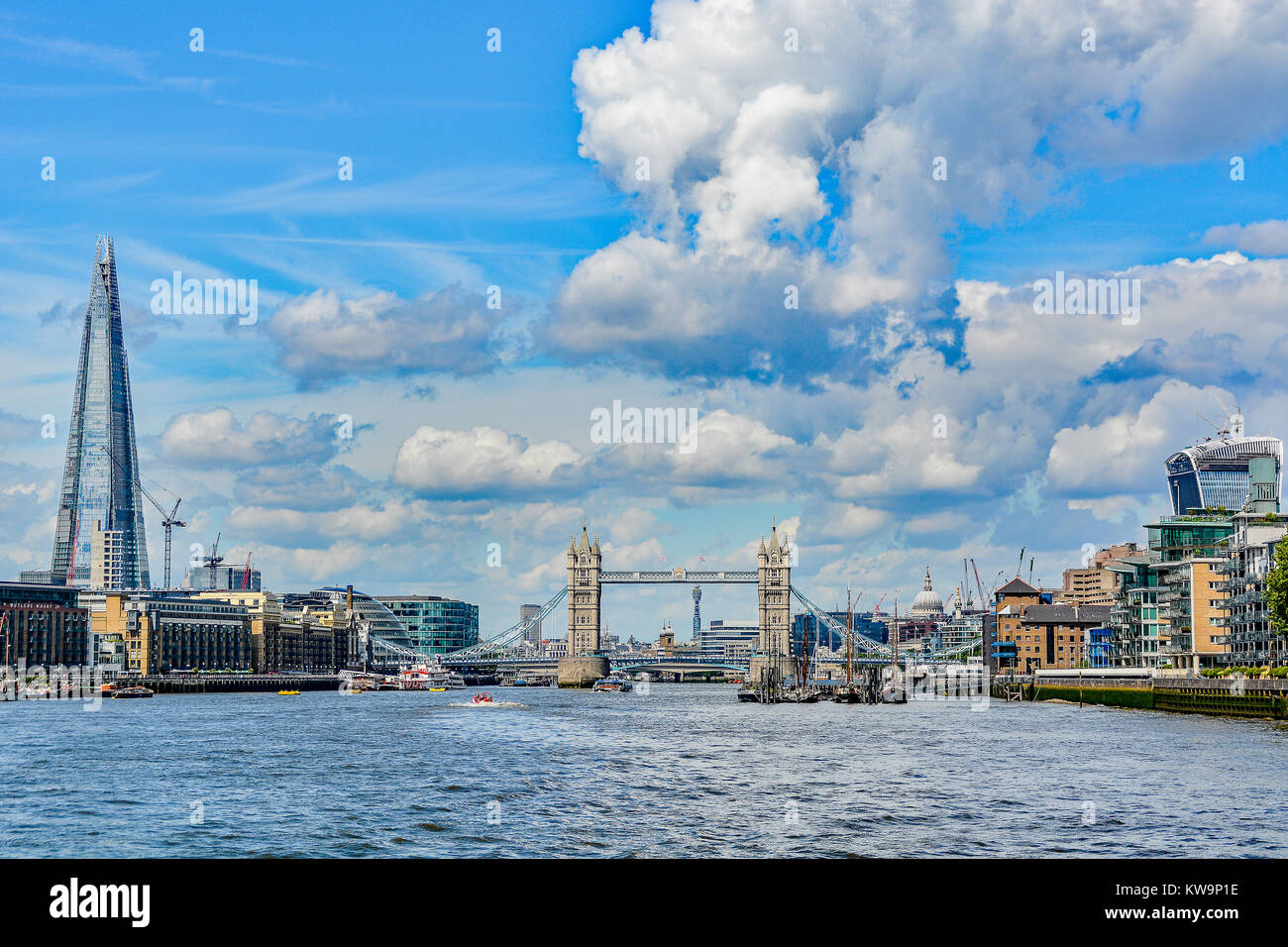 Le Pont de Londres dans la rivière Thames, Londres, Angleterre. Banque D'Images