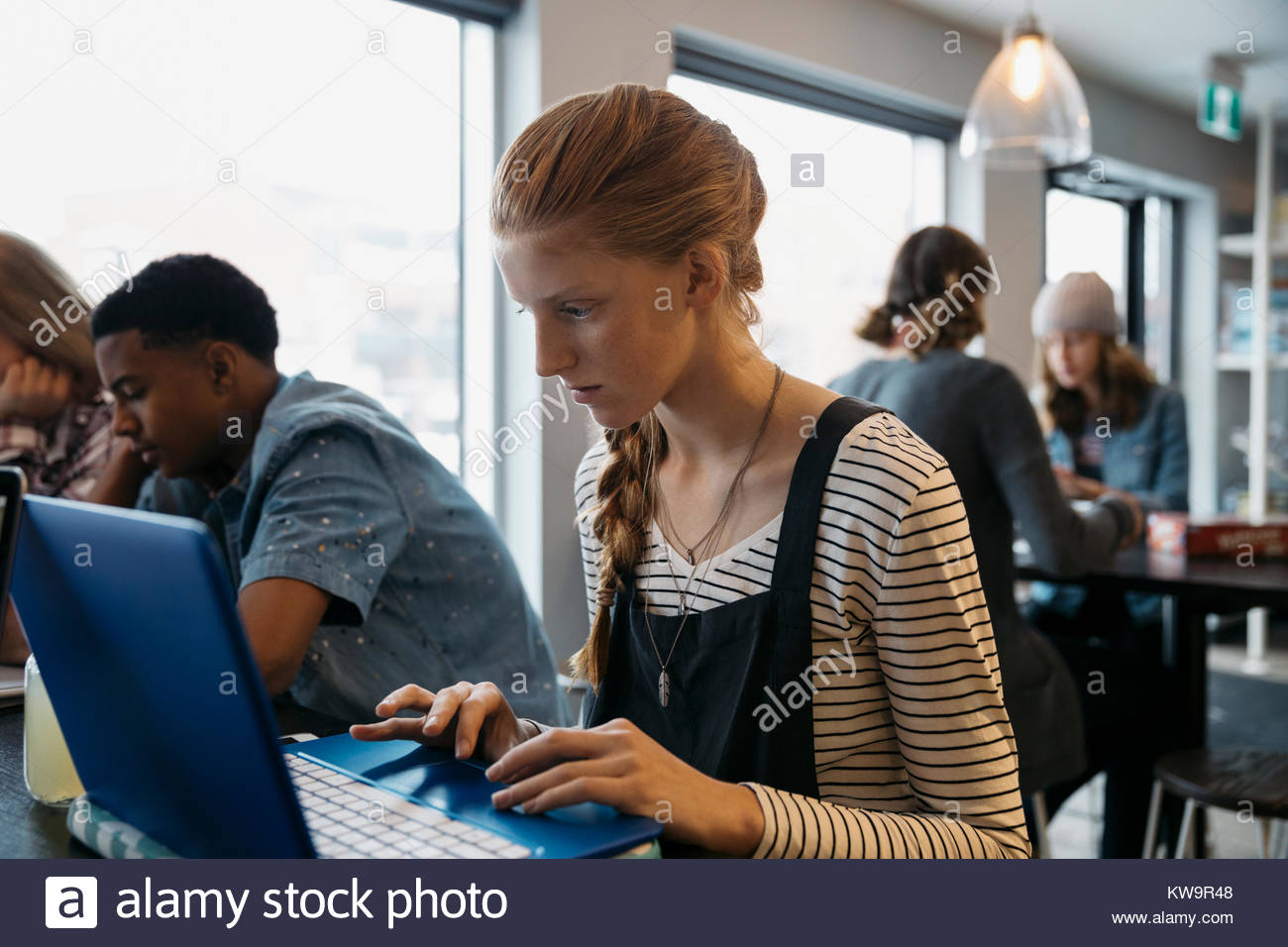 High school girl student laptop in cafe Banque D'Images