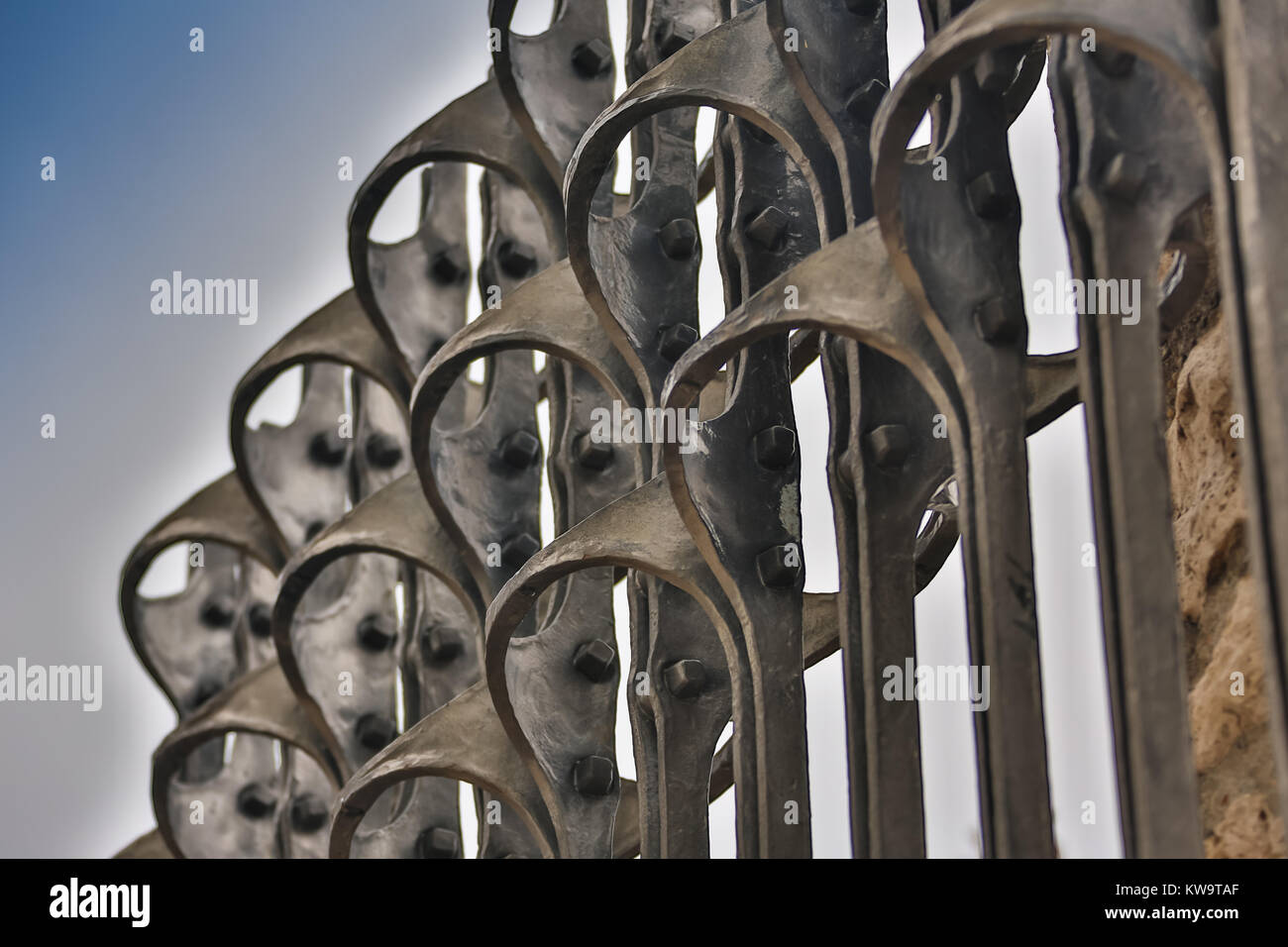 Belle clôture en fer forgé. Image d'une fonte décorative. clôture clôture métallique close up. Metal faux équerrage. belle clôture avec la création artistique Banque D'Images