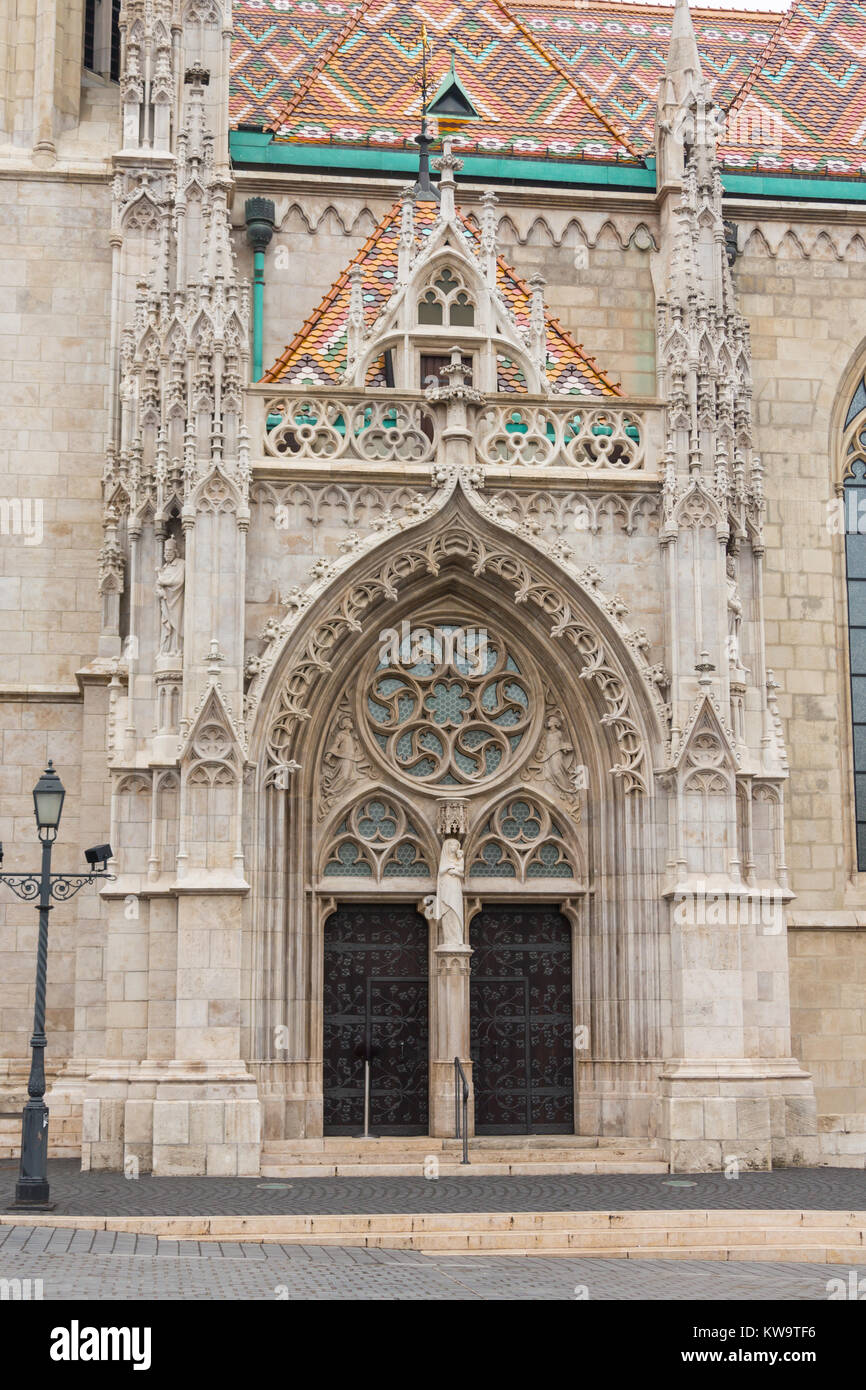 Décoré porte à l'église gothique, Budapest Hongrie. Banque D'Images