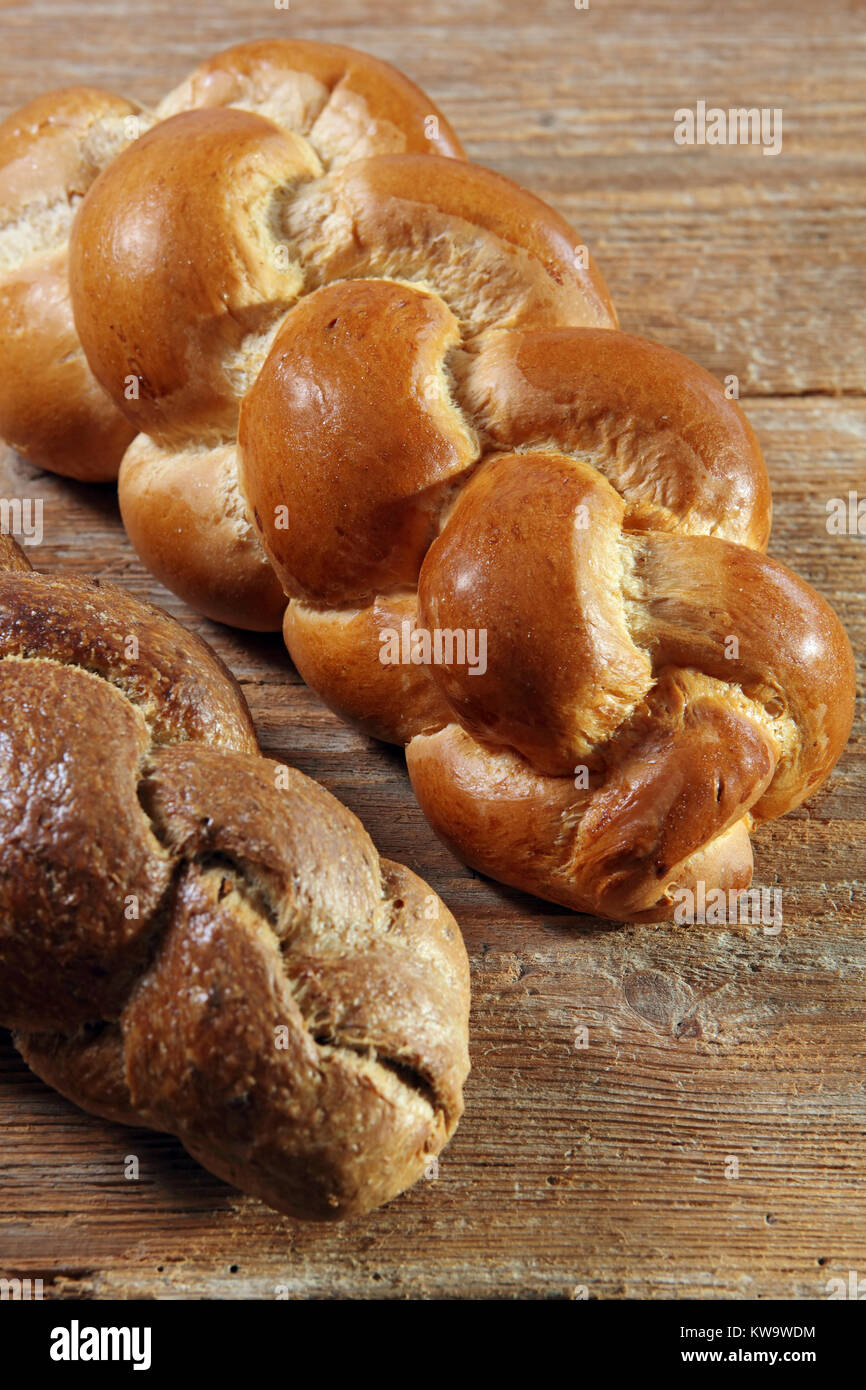 Photo de deux miches de pain traditionnel suisse appelé Butterzopf sur le dessus de table de vieux bois. L'accent sur pain. Banque D'Images