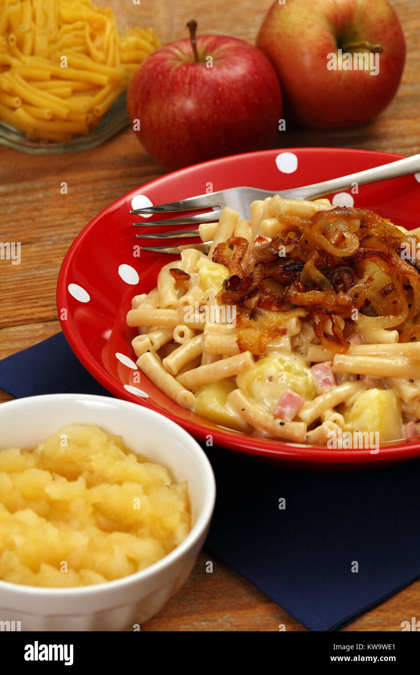 Photo d'un bol d'alplermagronen, alpin ou farmer's macaroni, un repas traditionnel suisse faite avec des nouilles, pommes de terre, fromage, oignons et servi avec un Banque D'Images