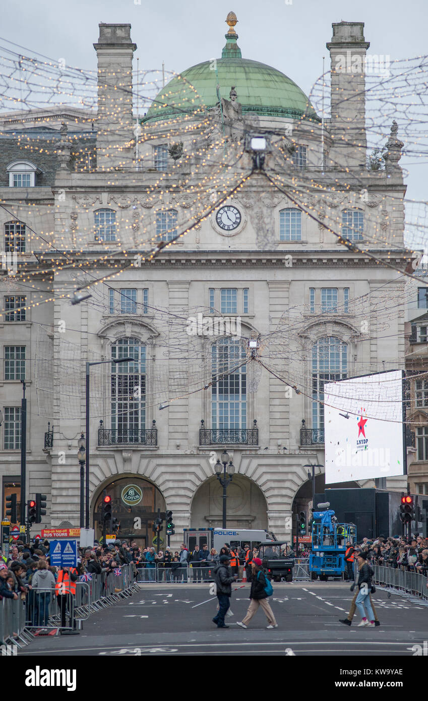 Préparations et foule les obstacles dans la rue Regent St James's le 1er janvier 2018 pour le London New Years Day Parade, UK Banque D'Images