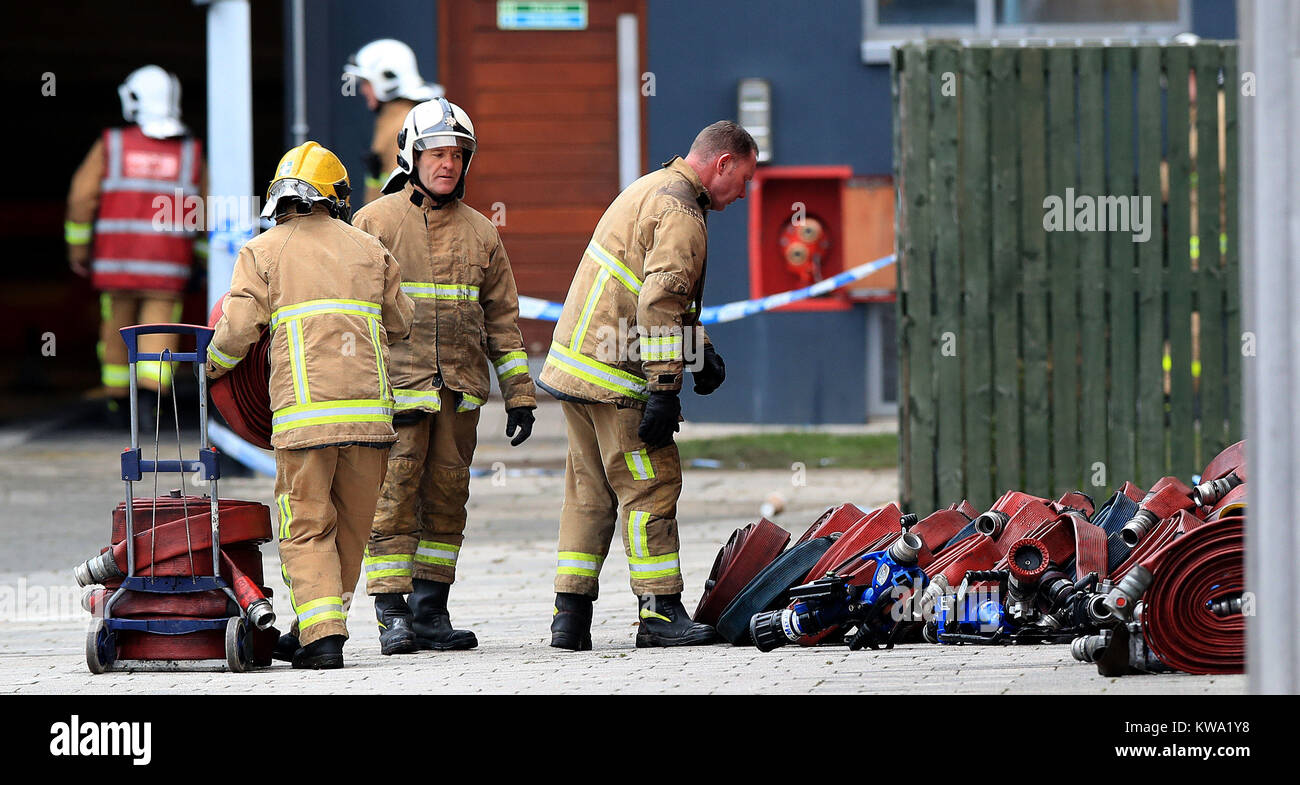 Les équipes de pompiers à plusieurs étages près de l'Echo Arena de Liverpool, après la nuit dernière, l'incendie qui a détruit des centaines de voitures. Banque D'Images