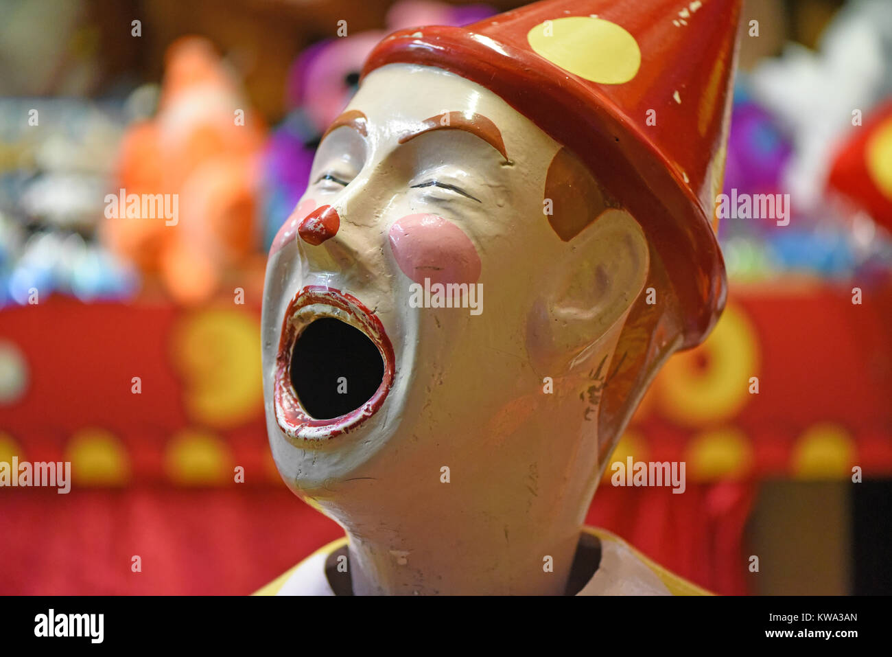 Des clowns rire à un parc d'amusement. Banque D'Images