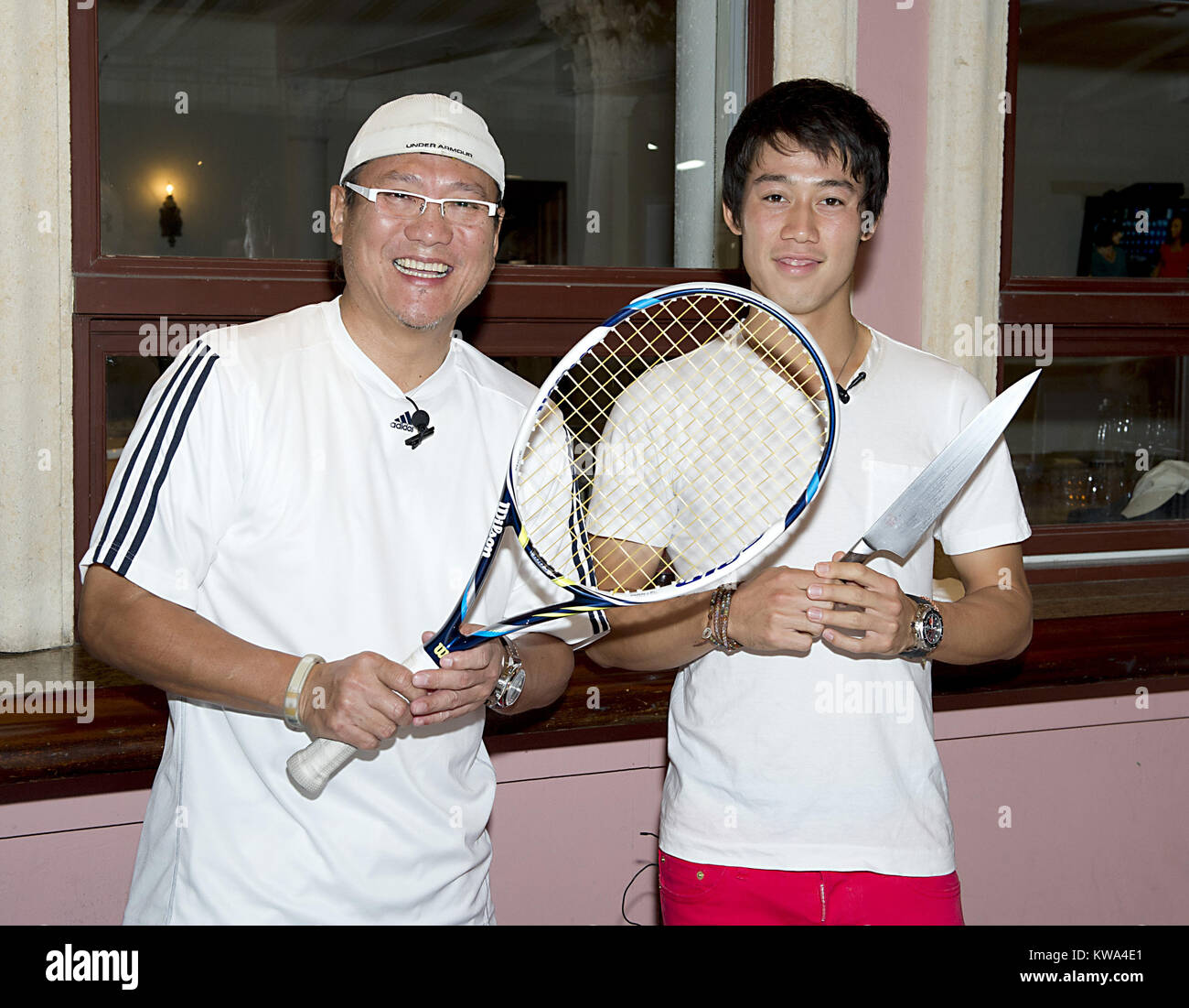DELRAY Beach, FL - 19 février : Kei Nishikori (JPN) montre les sushi, il a appris à faire des sushis avec l'aide de célèbre chef Masaharu Morimoto. Les deux a diverti la foule qui était venu pour voir le sushi de décisions exposition à la Boca Resort & Club à Boca Raton, en Floride. Nishikori est en ville à l'affiche à l'ouverture de Delray Beach en 2014 et, plus récemment, a remporté le championnat de tennis intérieur nous 2014 le 22 février 2014 à Delray Beach, en Floride. People : Kei Nishikori Masaharu Morimoto Banque D'Images
