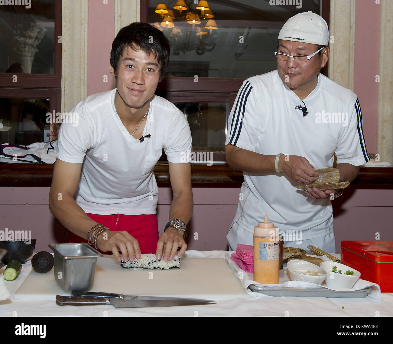 DELRAY Beach, FL - 19 février : Kei Nishikori (JPN) montre les sushi, il a appris à faire des sushis avec l'aide de célèbre chef Masaharu Morimoto. Les deux a diverti la foule qui était venu pour voir le sushi de décisions exposition à la Boca Resort & Club à Boca Raton, en Floride. Nishikori est en ville à l'affiche à l'ouverture de Delray Beach en 2014 et, plus récemment, a remporté le championnat de tennis intérieur nous 2014 le 22 février 2014 à Delray Beach, en Floride. People : Kei Nishikori Masaharu Morimoto Banque D'Images