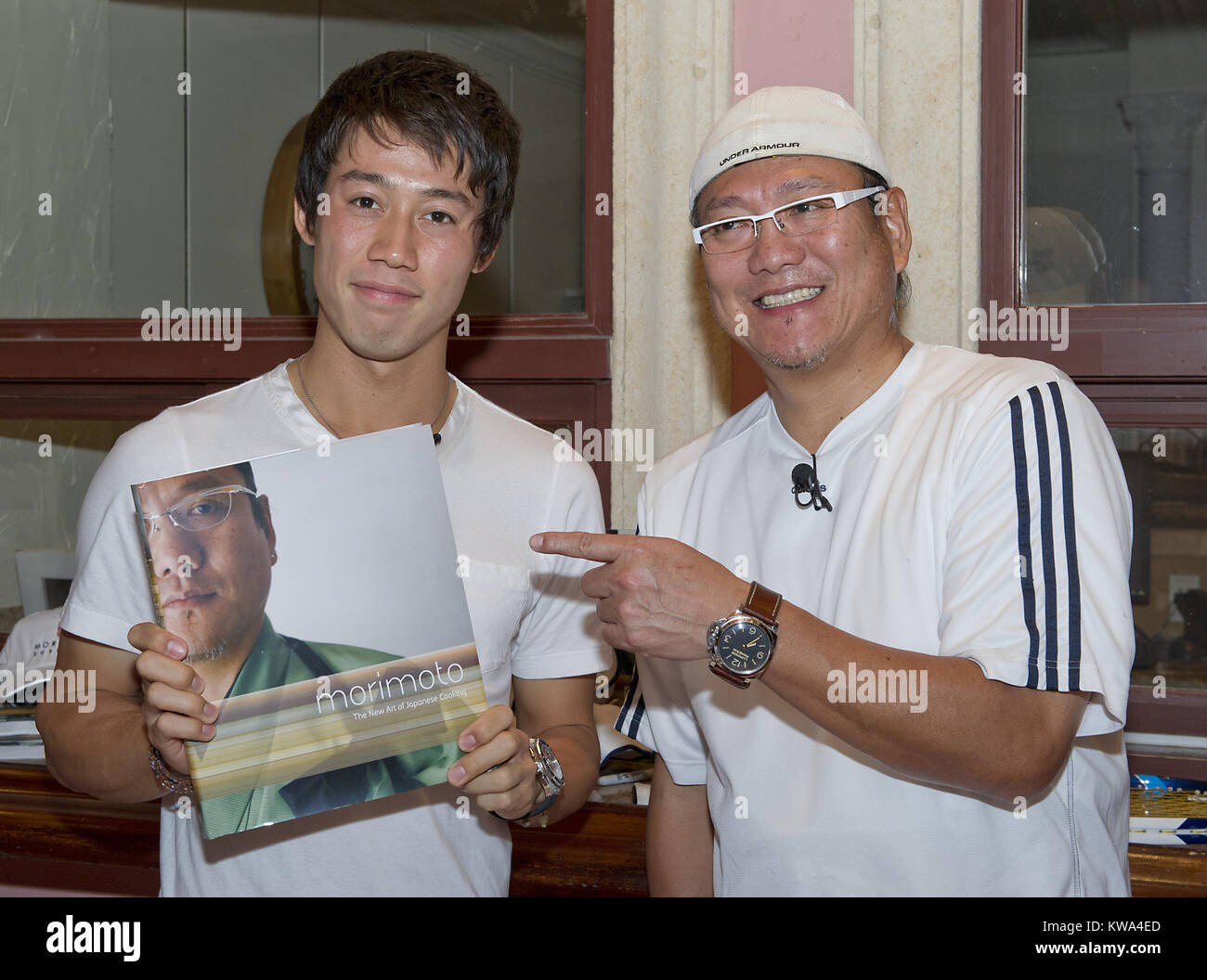 DELRAY Beach, FL - 19 février : Kei Nishikori (JPN) montre les sushi, il a appris à faire des sushis avec l'aide de célèbre chef Masaharu Morimoto. Les deux a diverti la foule qui était venu pour voir le sushi de décisions exposition à la Boca Resort & Club à Boca Raton, en Floride. Nishikori est en ville à l'affiche à l'ouverture de Delray Beach en 2014 et, plus récemment, a remporté le championnat de tennis intérieur nous 2014 le 22 février 2014 à Delray Beach, en Floride. People : Kei Nishikori Masaharu Morimoto Banque D'Images