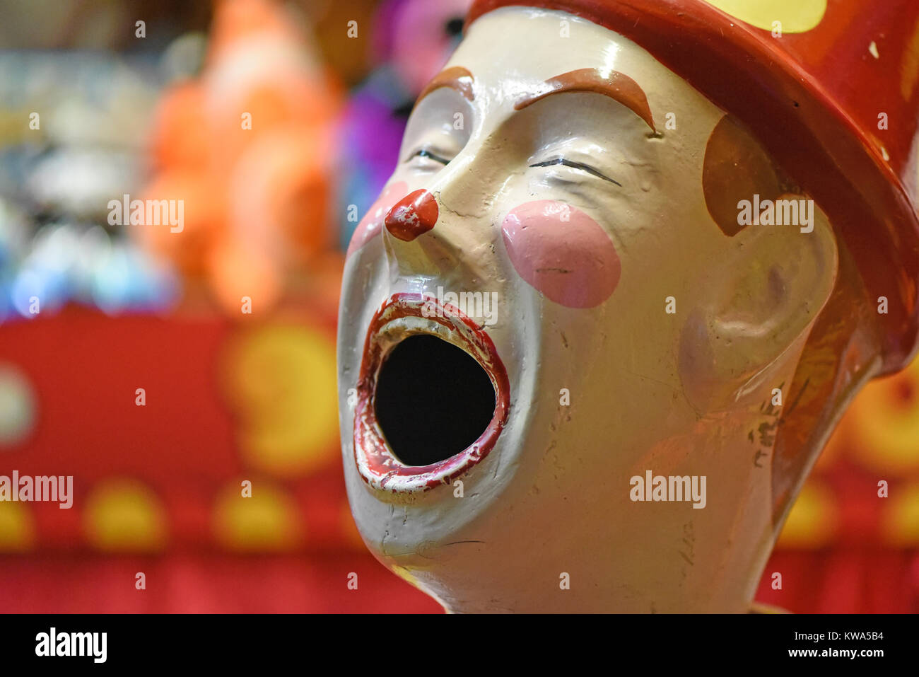 Des clowns rire à un parc d'amusement. Banque D'Images