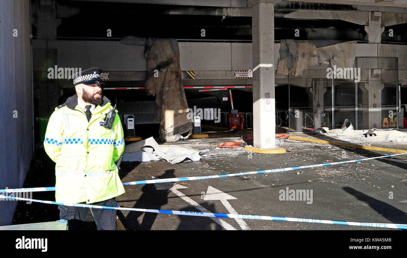 Dommages à l'plusieurs étages près de l'Echo Arena de Liverpool, après la nuit dernière, l'incendie qui a détruit des centaines de voitures. Banque D'Images