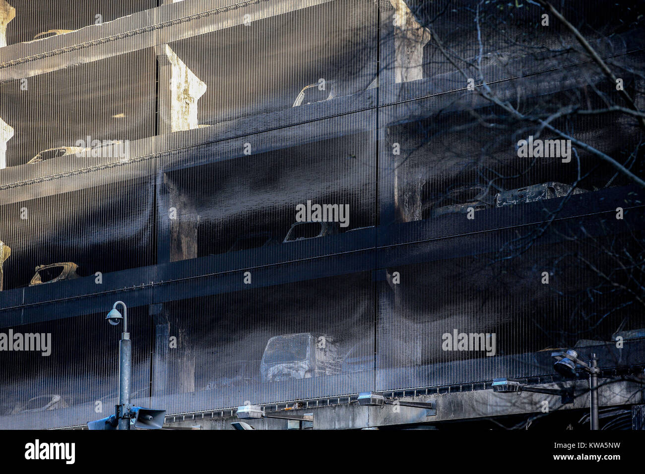 Voitures brûlées vu à l'plusieurs étages près de l'Echo Arena de Liverpool, après la nuit dernière, l'incendie qui a détruit des centaines de voitures. Banque D'Images