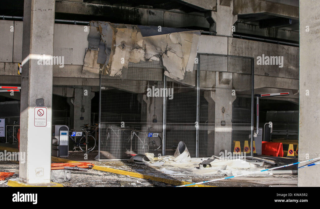 Dommages à l'plusieurs étages près de l'Echo Arena de Liverpool, après la nuit dernière, l'incendie qui a détruit des centaines de voitures. Banque D'Images