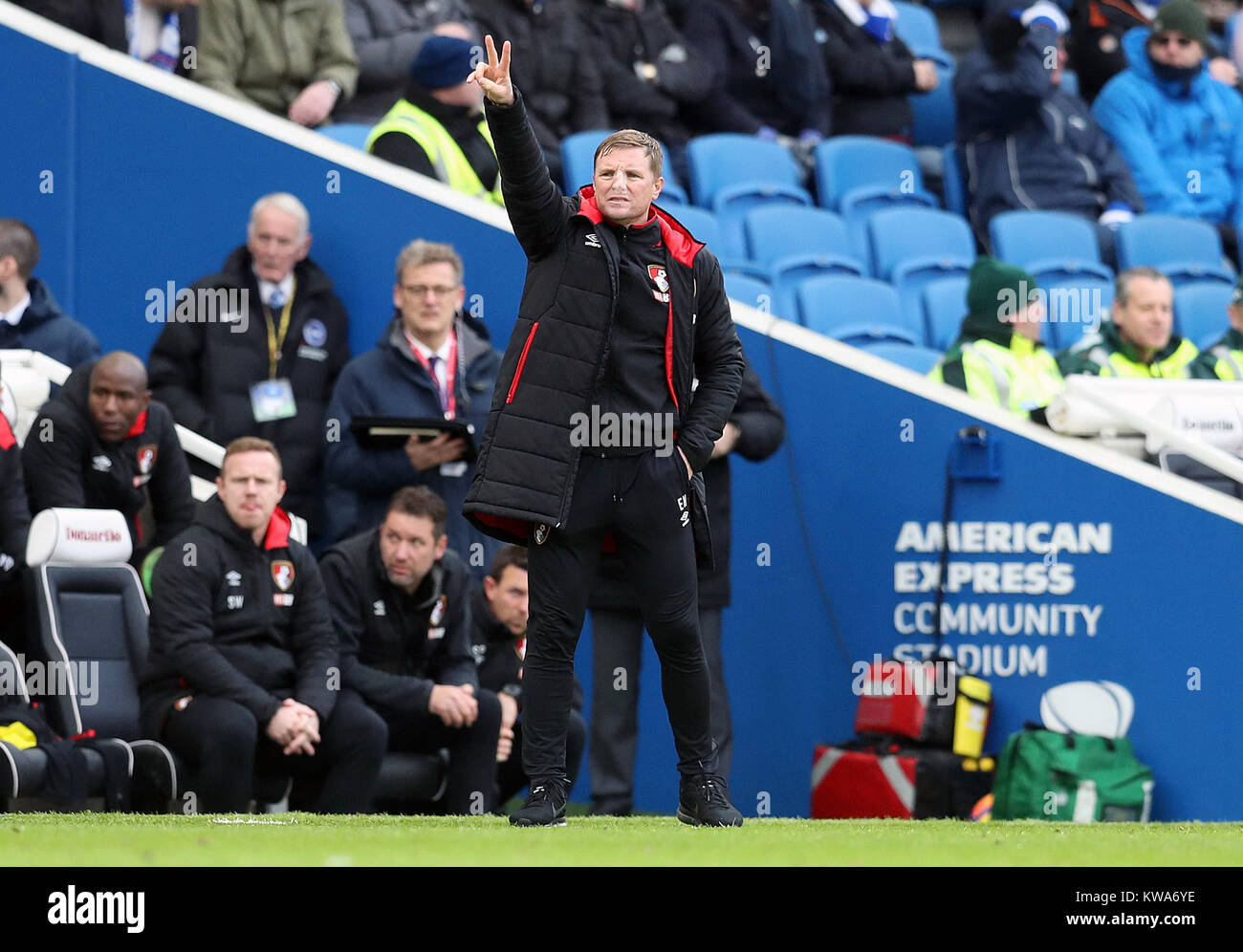 Bournemouth AFC manager Eddie Howe des gestes sur la ligne de touche lors de la Premier League match au stade AMEX, Brighton. Banque D'Images