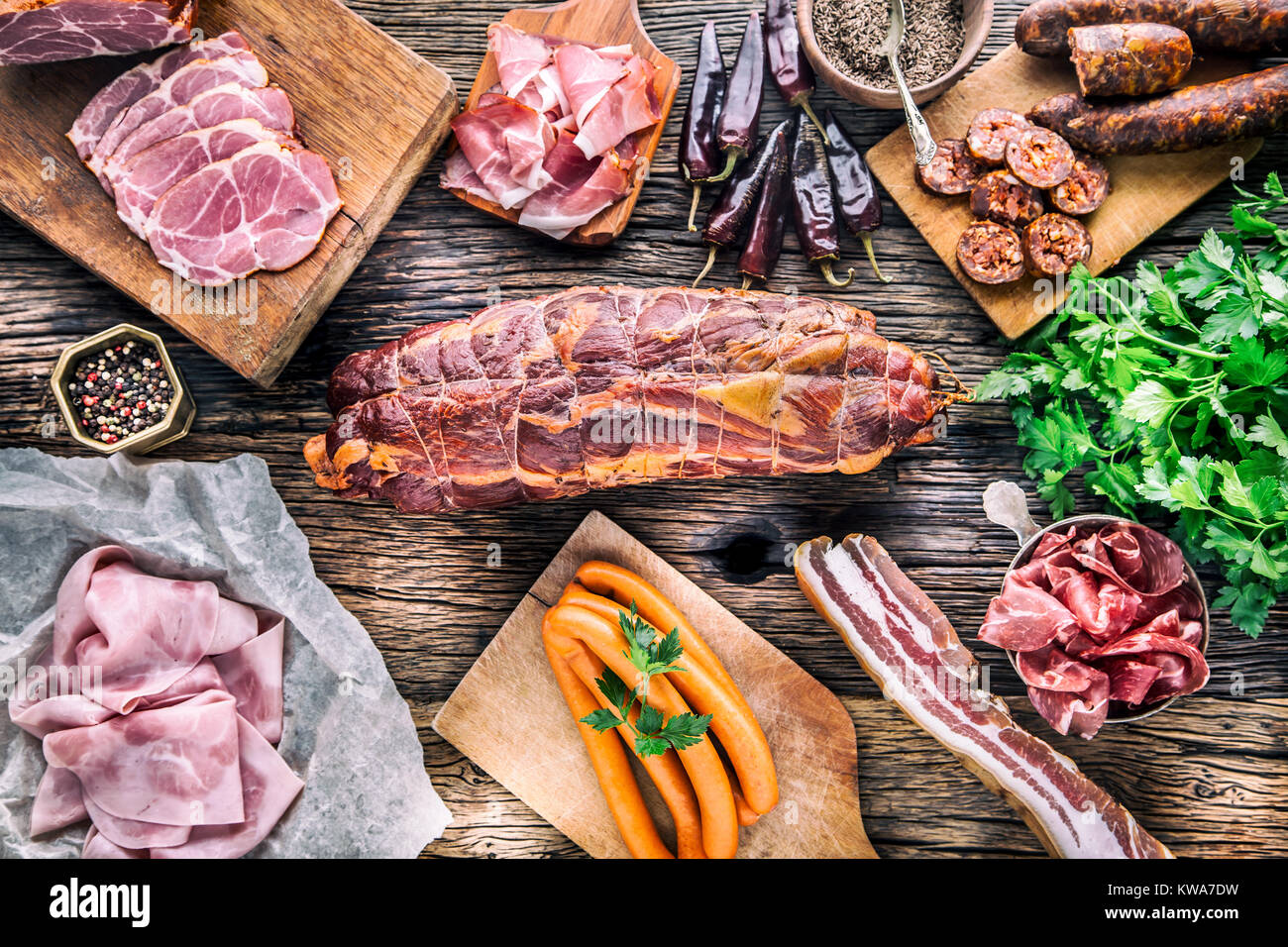 Porc fumé. Assortiment de produits de porc fumé - jambon prosciutto cou saucisse aux herbes et épices salami coppa. Banque D'Images