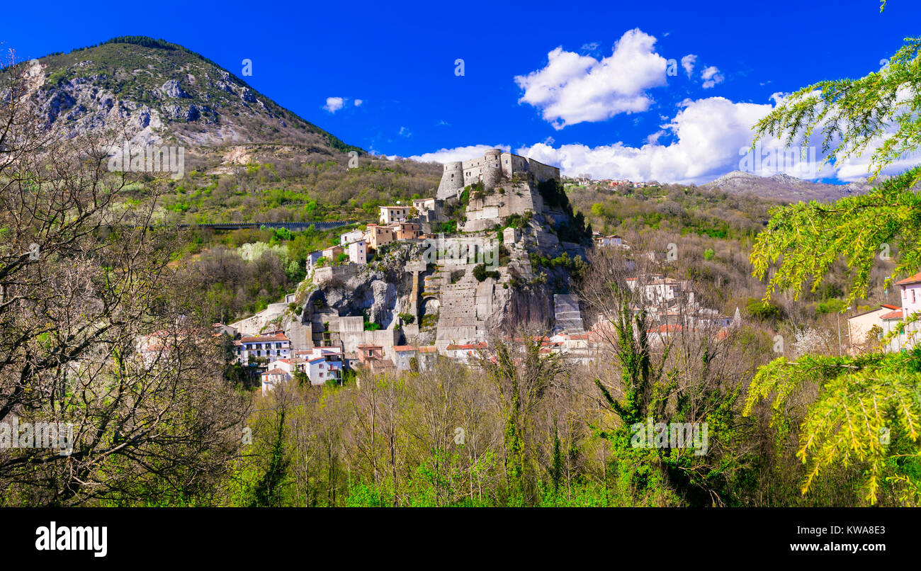 Cerro al Volturno impressionnant,village avec vue château Pandone,Molise Isernia,province,Italie. Banque D'Images