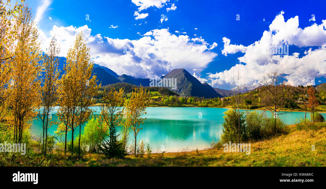 Beau Castel San Vincenzo lake,vue panoramique,Molise,Italie. Banque D'Images