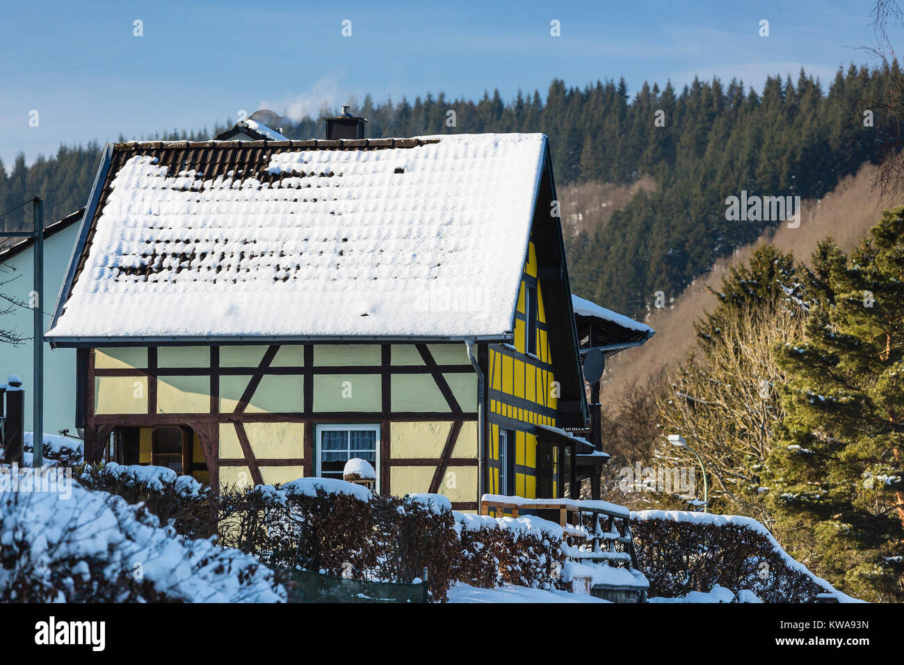 Maison à colombages colorés dans le nord de l'Eifel Monschau Widdau village en hiver, de l'Allemagne. Banque D'Images