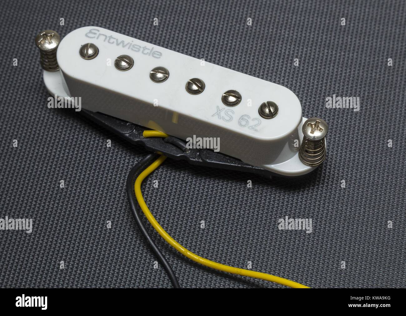 Le remplacement simple bobinage guitare pick up ramasseur pour une guitare de type Stratocaster, Entwistle XS62, jaune et noir câblage. Banque D'Images