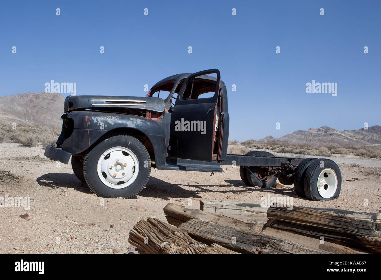 Camion noir abandonné près de la vallée de la mort. Banque D'Images