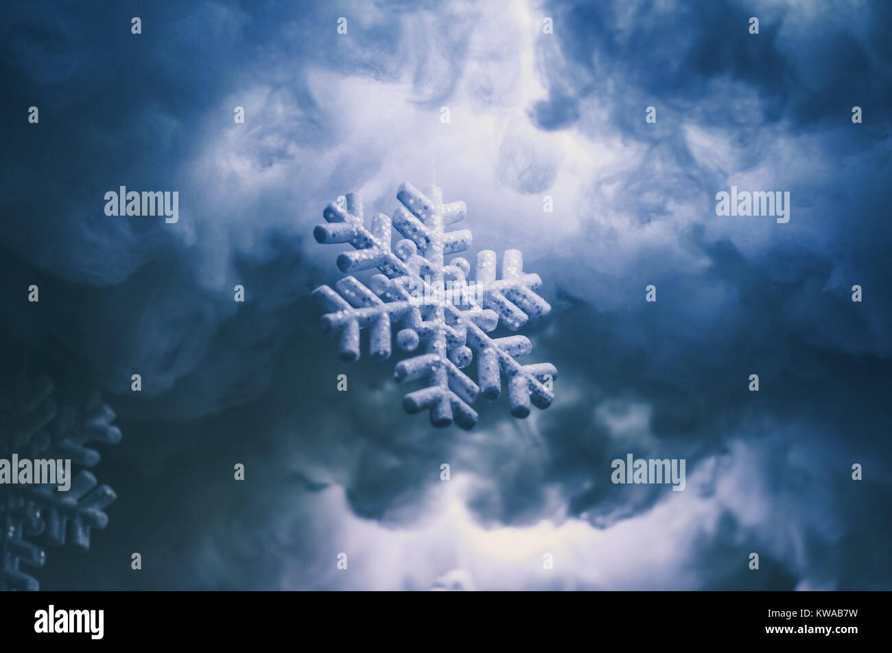 Snowflake background : le froid de l'hiver et Noël arrière-plan d'un flocon. Décoration d'hiver avec des tons bleus. Banque D'Images