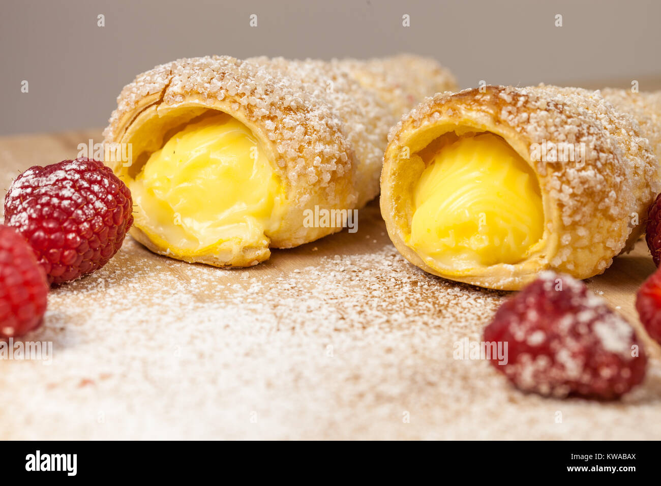 Feuilletés à la vanille et framboises cornes sur une planche en bois Banque D'Images