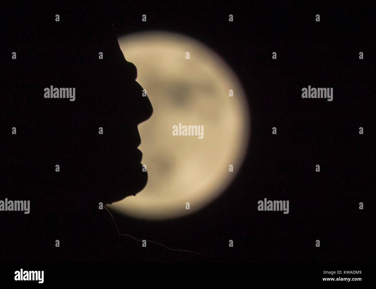 Edinburgh, Royaume-Uni. 06Th Jan, 2018. Le premier Super Pleine Lune de 2018 est aussi un loup lune, appelé ainsi parce qu'il se produit au moment de l'année où les loups seraient entendus hurler dans les montagnes. La lune se lève au-dessus de Paris et se profile par la forme caractéristique de l'amiral Wellington statue sur la ville de Princes Street. Credit : Riche de Dyson/Alamy Live News Banque D'Images