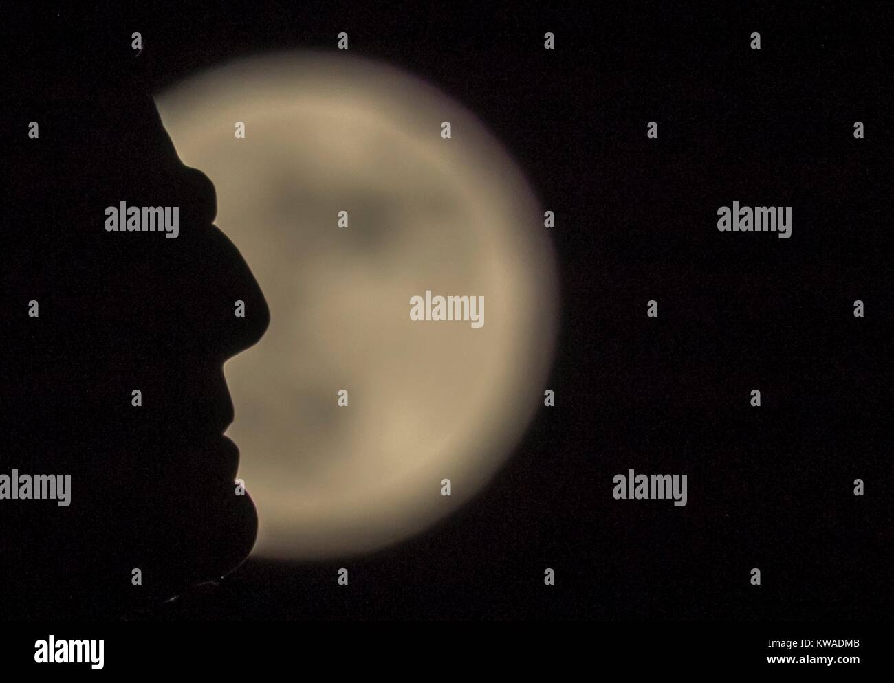 Edinburgh, Royaume-Uni. 06Th Jan, 2018. Le premier Super Pleine Lune de 2018 est aussi un loup lune, appelé ainsi parce qu'il se produit au moment de l'année où les loups seraient entendus hurler dans les montagnes. La lune se lève au-dessus de Paris et se profile par la forme caractéristique de l'amiral Wellington statue sur la ville de Princes Street. Credit : Riche de Dyson/Alamy Live News Banque D'Images