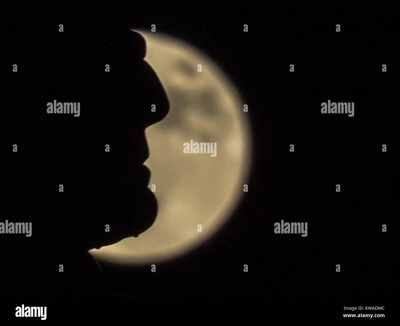 Edinburgh, Royaume-Uni. 06Th Jan, 2018. Le premier Super Pleine Lune de 2018 est aussi un loup lune, appelé ainsi parce qu'il se produit au moment de l'année où les loups seraient entendus hurler dans les montagnes. La lune se lève au-dessus de Paris et se profile par la forme caractéristique de l'amiral Wellington statue sur la ville de Princes Street. Credit : Riche de Dyson/Alamy Live News Banque D'Images