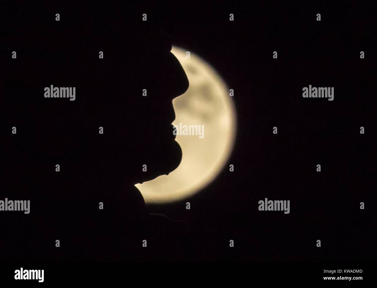 Edinburgh, Royaume-Uni. 06Th Jan, 2018. Le premier Super Pleine Lune de 2018 est aussi un loup lune, appelé ainsi parce qu'il se produit au moment de l'année où les loups seraient entendus hurler dans les montagnes. La lune se lève au-dessus de Paris et se profile par la forme caractéristique de l'amiral Wellington statue sur la ville de Princes Street. Credit : Riche de Dyson/Alamy Live News Banque D'Images