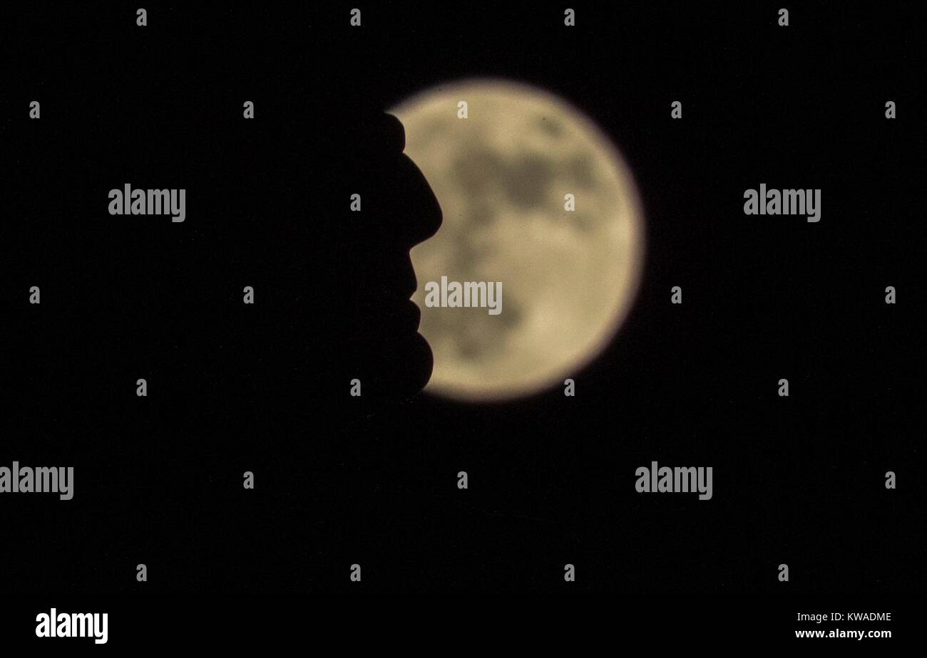 Edinburgh, Royaume-Uni. 06Th Jan, 2018. Le premier Super Pleine Lune de 2018 est aussi un loup lune, appelé ainsi parce qu'il se produit au moment de l'année où les loups seraient entendus hurler dans les montagnes. La lune se lève au-dessus de Paris et se profile par la forme caractéristique de l'amiral Wellington statue sur la ville de Princes Street. Credit : Riche de Dyson/Alamy Live News Banque D'Images