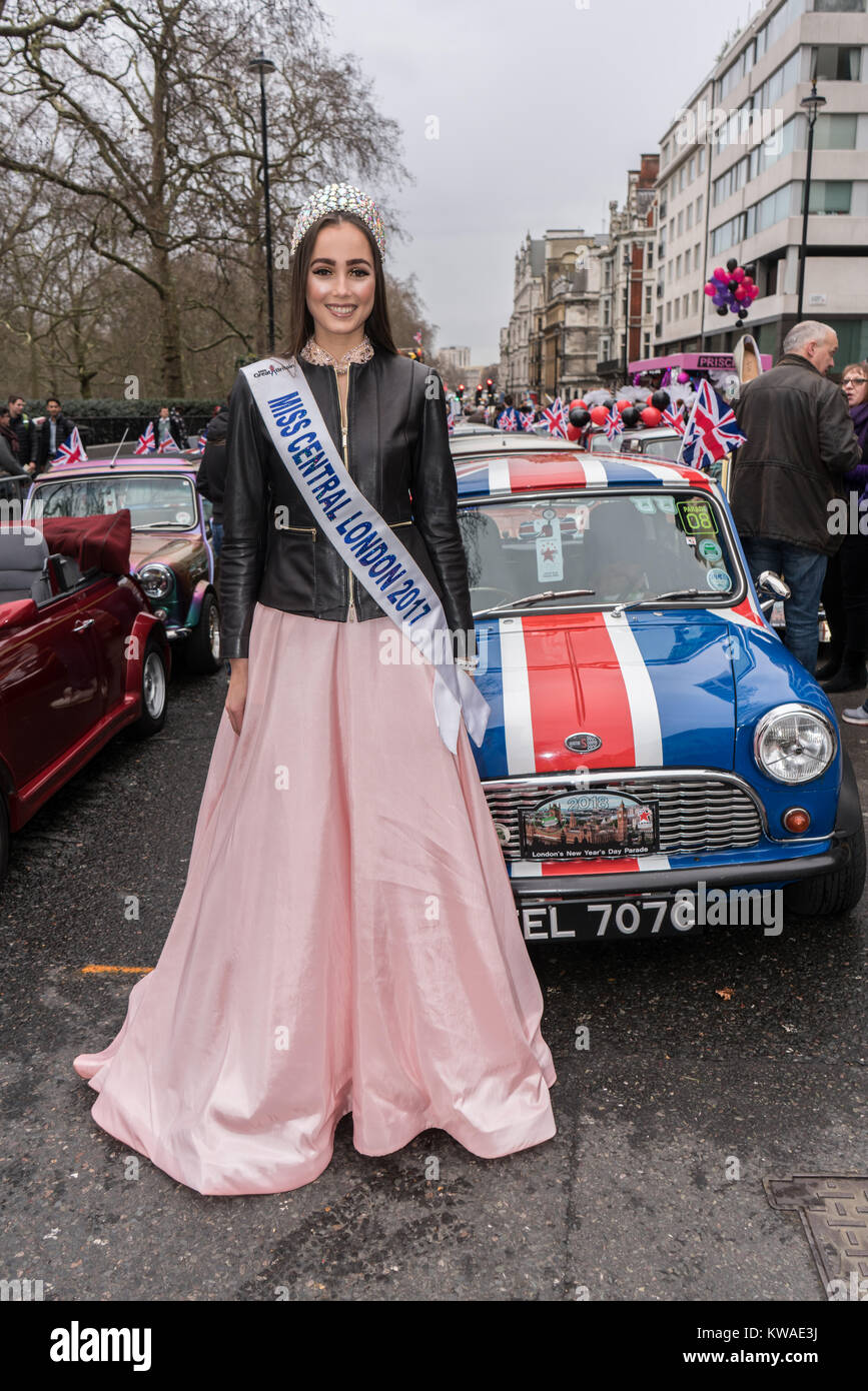 Londres, Royaume-Uni. 1er janvier 2018. Francesca Miles est une Miss centre de Londres inscrivez-vous à des milliers de personnes ont bravé les conditions météorologiques épouvantables dans le centre de Londres pour l'annuel du capital le défilé du Nouvel An, le 1er janvier 2018, Londres, Royaume-Uni. Credit : Voir Li/Alamy Live News Banque D'Images