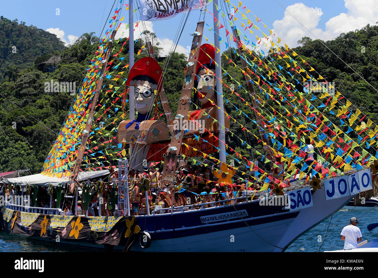 Angra dos Reis, Brésil. 06Th Jan, 2018. Comme toujours, il y a 40 ans, la procession maritime Angra dos Reis colorés pour célébrer l'arrivée de la nouvelle année. Considéré comme l'un des plus grands événements nautiques en Amérique latine, la parade récompense les meilleurs bateaux dans les catégories allégorie, l'animation et l'originalité. Les bateaux également participer au concours dans une catégorie supplémentaire. Crédit : Fabio Gonçalves/FotoArena/Alamy Live News Banque D'Images