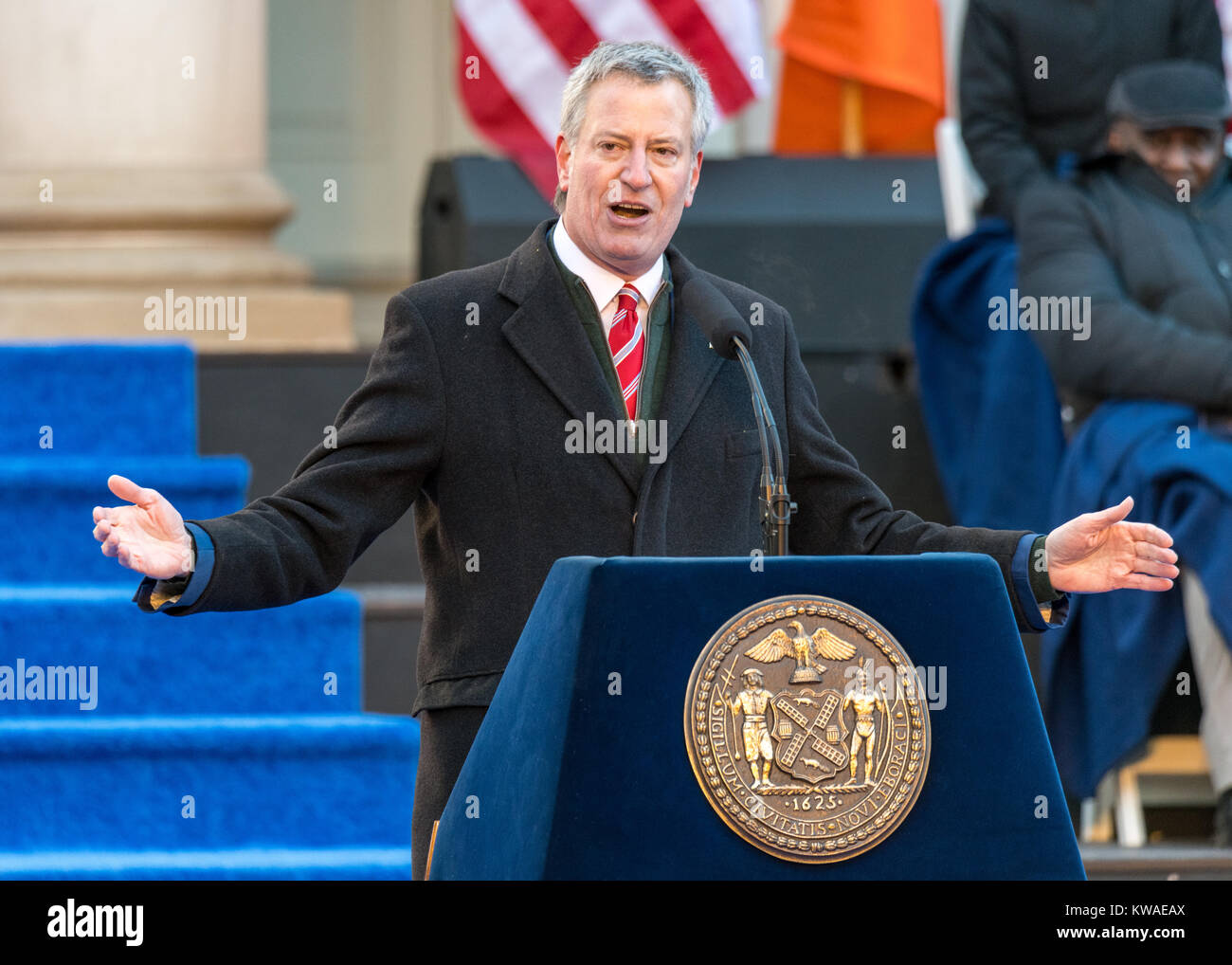 New York, USA. 1er janvier 2018. Le maire de la ville de New York Bill De Blasio des gestes aussi il a fait un discours après avoir pris le serment d'office. De Blasio a commencé son deuxième mandat en tant que maire de la plus grande ville du Canada à l'extérieur avec une cérémonie d'inauguration à l'Hôtel de Ville sous des températures de gel, le 1er janvier 2018. Credit : Enrique Shore/Alamy Live News Banque D'Images