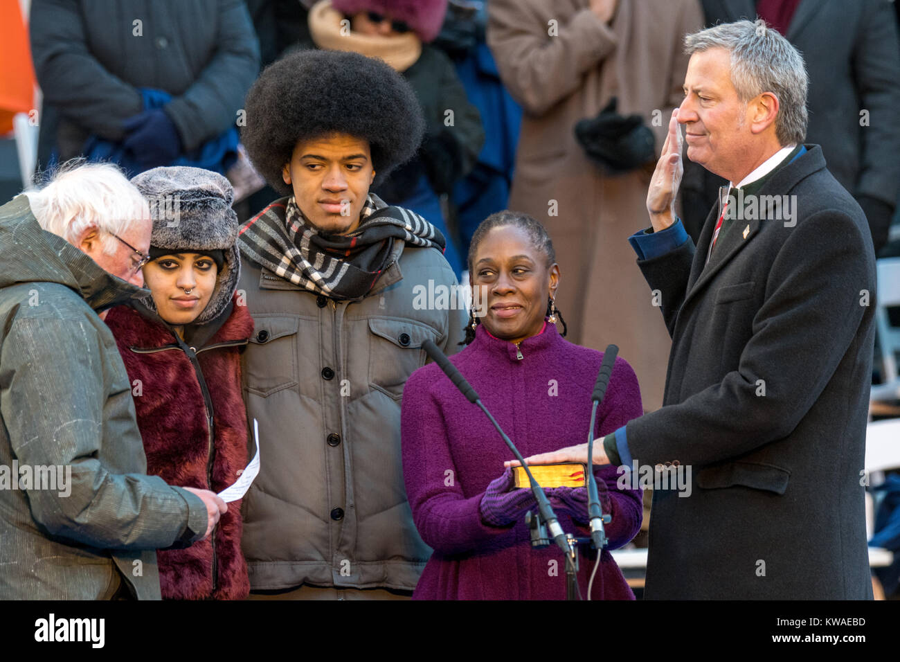 New York, USA. 1er janvier 2018. Le maire de la ville de New York Bill De Blasio (R) prête le serment d'office devant (L-R) : Le sénateur Bernie Sanders, fille Chiara, fils de Dante, et épouse Chirlane McCray. De Blasio a commencé son deuxième mandat en tant que maire de la plus grande ville du Canada à l'extérieur avec une cérémonie d'inauguration à l'Hôtel de Ville sous des températures de gel, le 1er janvier 2018. Credit : Enrique Shore/Alamy Live News Banque D'Images