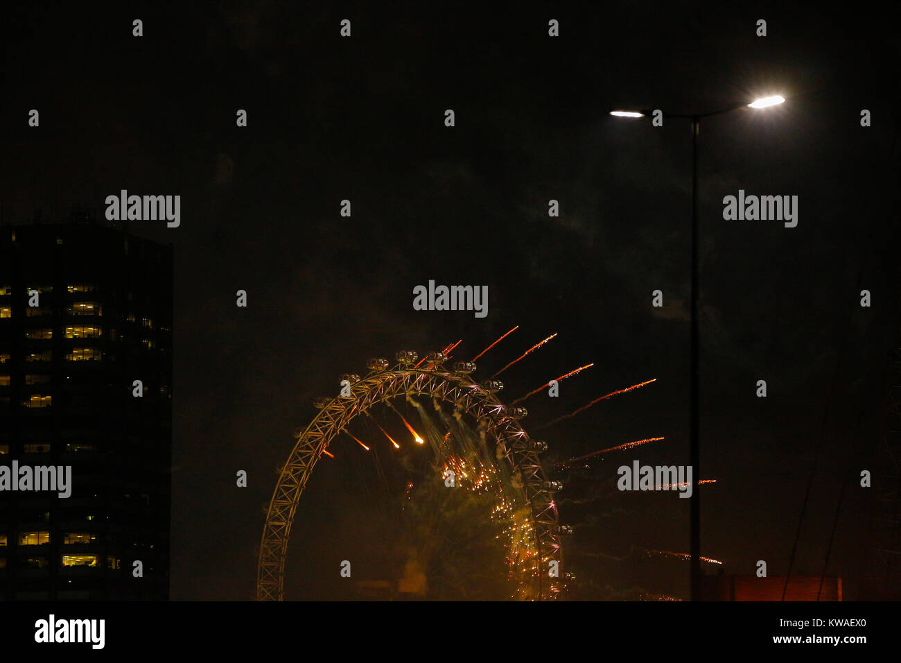 Londres, Royaume-Uni. 1er janvier 2018. Célébration du Nouvel An de Londres au London Eye. Vue du pont de Blackfriars à Londres. Des milliers de gens sont venus voir l'artifice spectaculaire. Credit : catwalking/pistes/Alamy Live News Banque D'Images