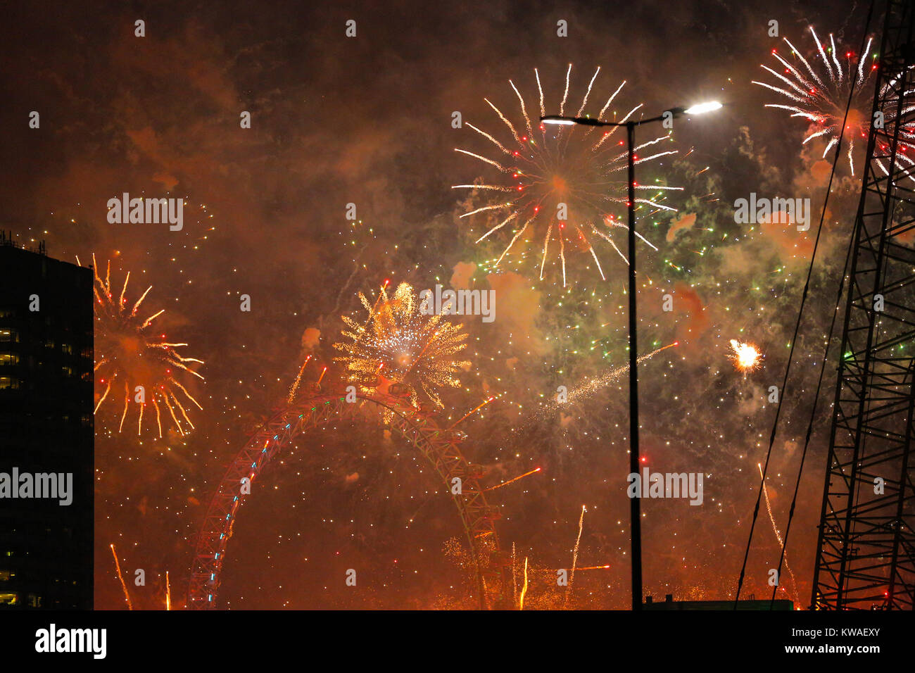 Londres, Royaume-Uni. 1er janvier 2018. Célébration du Nouvel An de Londres au London Eye. Vue du pont de Blackfriars à Londres. Des milliers de gens sont venus voir l'artifice spectaculaire. Credit : catwalking/pistes/Alamy Live News Banque D'Images