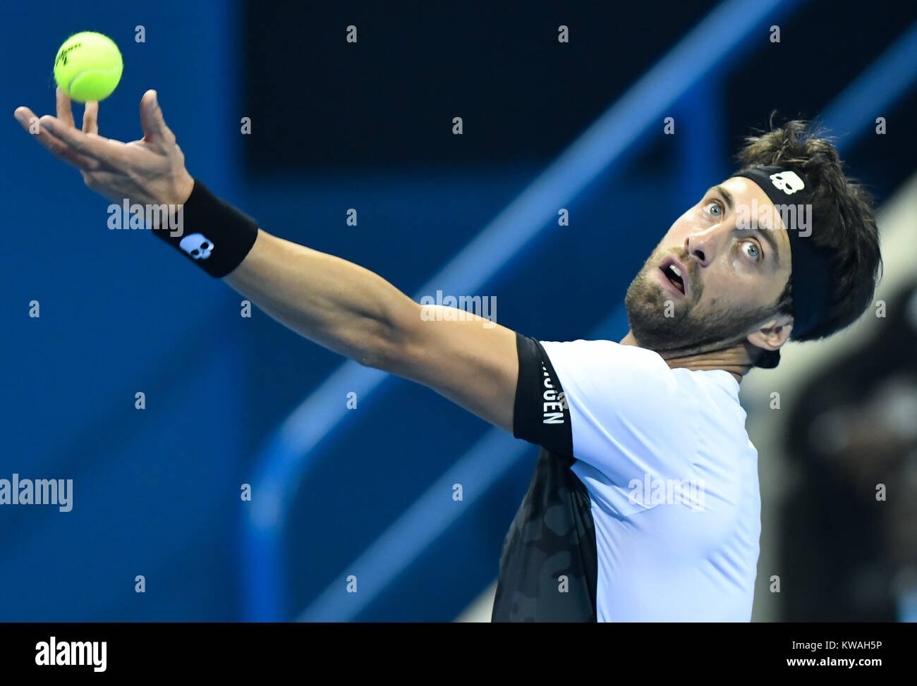 Doha, Qatar. 1er janvier 2018. Nikoloz Basilashvili sert de la Géorgie au cours de la première ronde des célibataires match contre Thomas Fabbiano de l'Italie à l'ATP de l'Open du Qatar à Doha, Qatar, le 1 er janvier 2018. Basilashvili a gagné 2-0. Credit : Nikku/Xinhua/Alamy Live News Banque D'Images