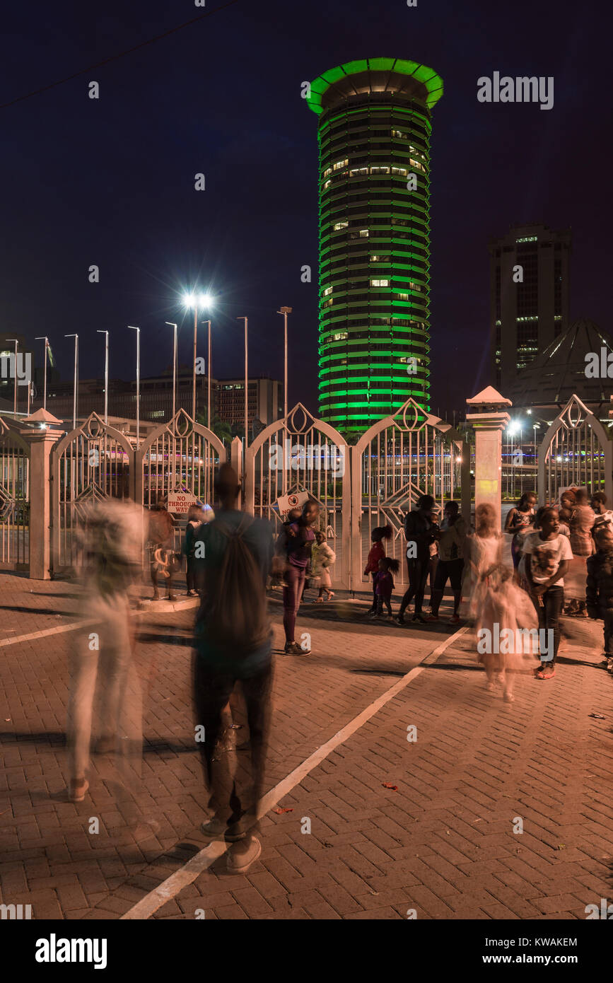 Nairobi, Kenya. 1er janvier 2018. Les Kenyans se tiennent à l'extérieur du Kenyatta International Conference Center KICC le jour du Nouvel An qui est éclairé en couleur pour célébrer la nouvelle année. Banque D'Images