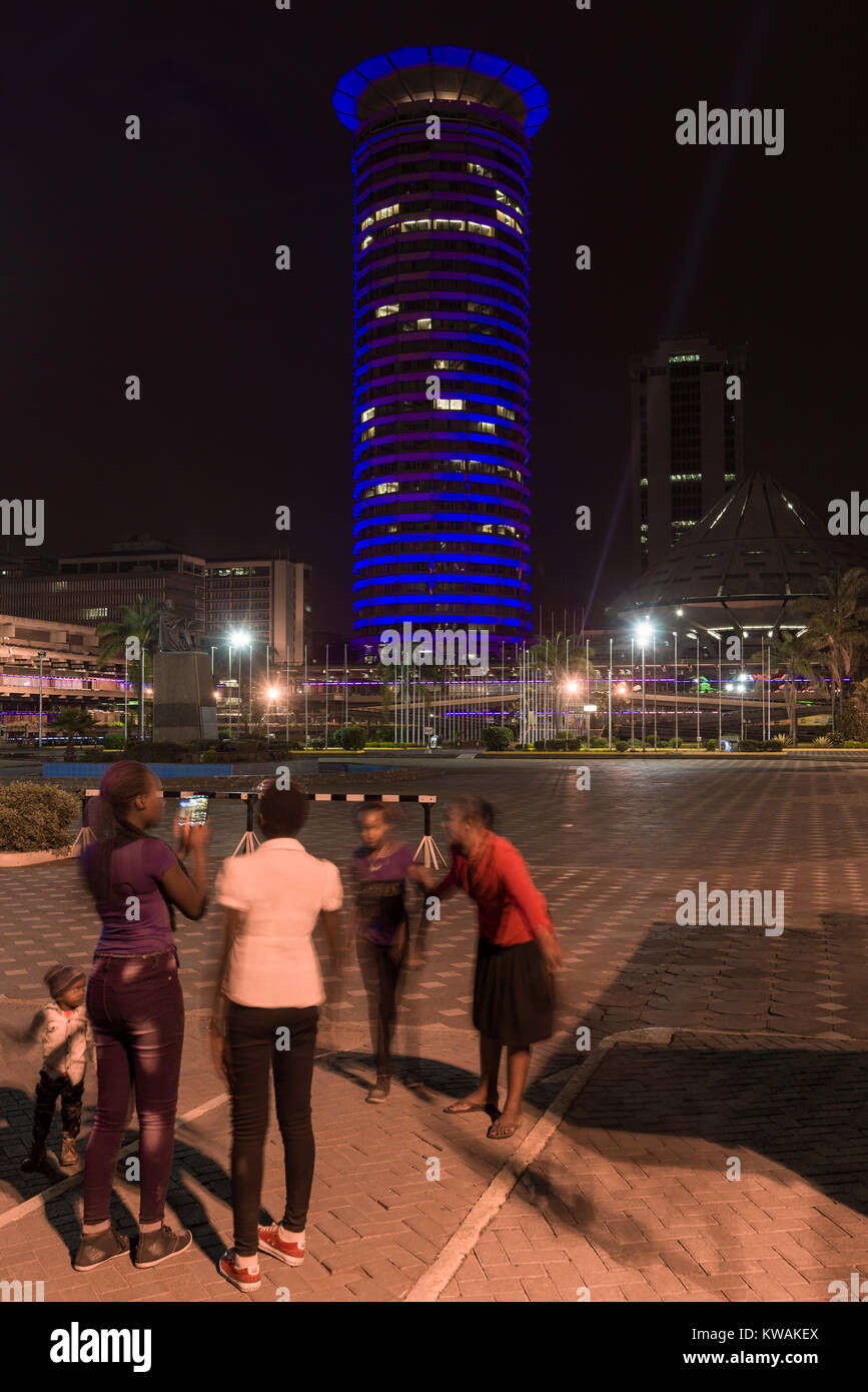 Nairobi, Kenya. 1er janvier 2018. Les Kenyans se tiennent à l'extérieur du Kenyatta International Conference Center KICC le jour du Nouvel An qui est éclairé en couleur pour célébrer la nouvelle année. Banque D'Images