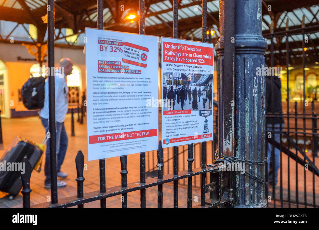 Brighton, UK. 2 Jan, 2018. Affiches de protestation à l'extérieur de la gare de Brighton ce matin contre les hausses de tarifs ferroviaires en Grande-Bretagne qui ont augmenté en moyenne de 3,4  % aujourd'hui Crédit : Simon Dack/Alamy Live News Banque D'Images