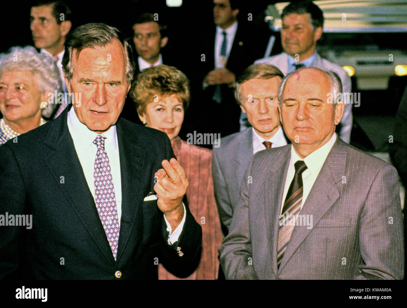 Le président des États-Unis George H. W. Bush, à gauche, et le président Mikhaïl Gorbatchev de l'Union des Républiques socialistes soviétiques, droite, tenir une conférence de presse improvisée après leur journée de pourparlers à Camp David, la retraite présidentielle près de Thurmont, Maryland le samedi, Juin 2, 1990. Il a été l'issue de trois jours de pourparlers entre les deux dirigeants. De gauche à droite, le Président Bush, la première Dame Barbara Bush, Raisa Gorbachev, interprète non identifiés, et le Président Gorbatchev. Credit : Ron Sachs / CNP - AUCUN FIL SERVICE - Photo : Ron Sachs/consolidé/dpa Banque D'Images