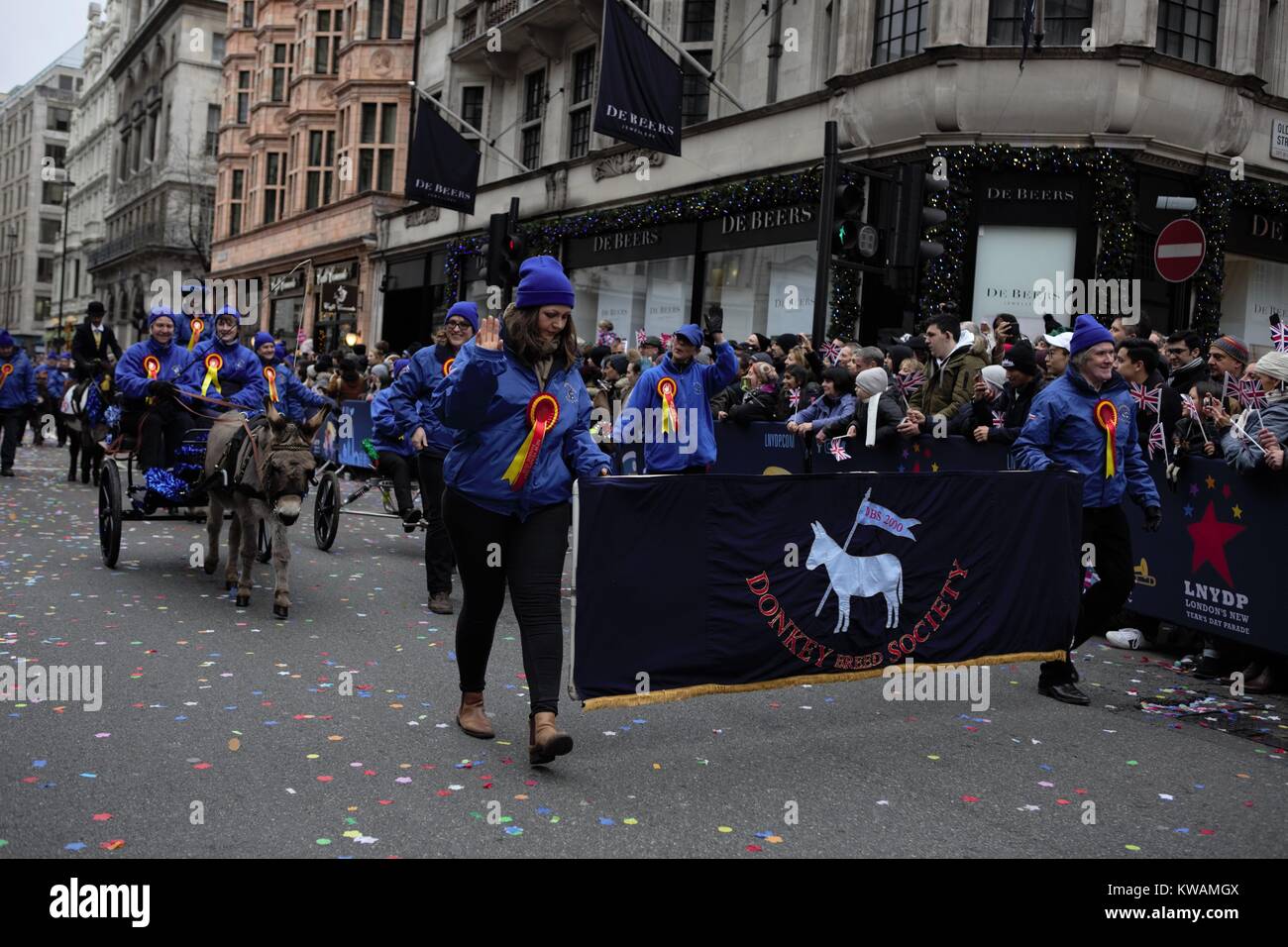 Défilé du Nouvel An Londres 2018 - danseurs, acrobates, cheerleaders, fanfares, des véhicules historiques et plus monter dans le coeur de la capitale pour une célébration coloré de spectacles contemporains Banque D'Images