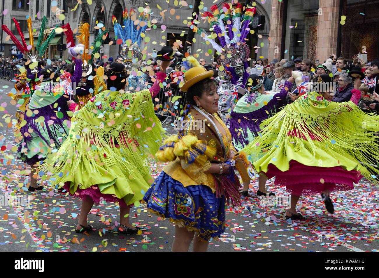 Défilé du Nouvel An Londres 2018 - danseurs, acrobates, cheerleaders, fanfares, des véhicules historiques et plus monter dans le coeur de la capitale pour une célébration coloré de spectacles contemporains Banque D'Images