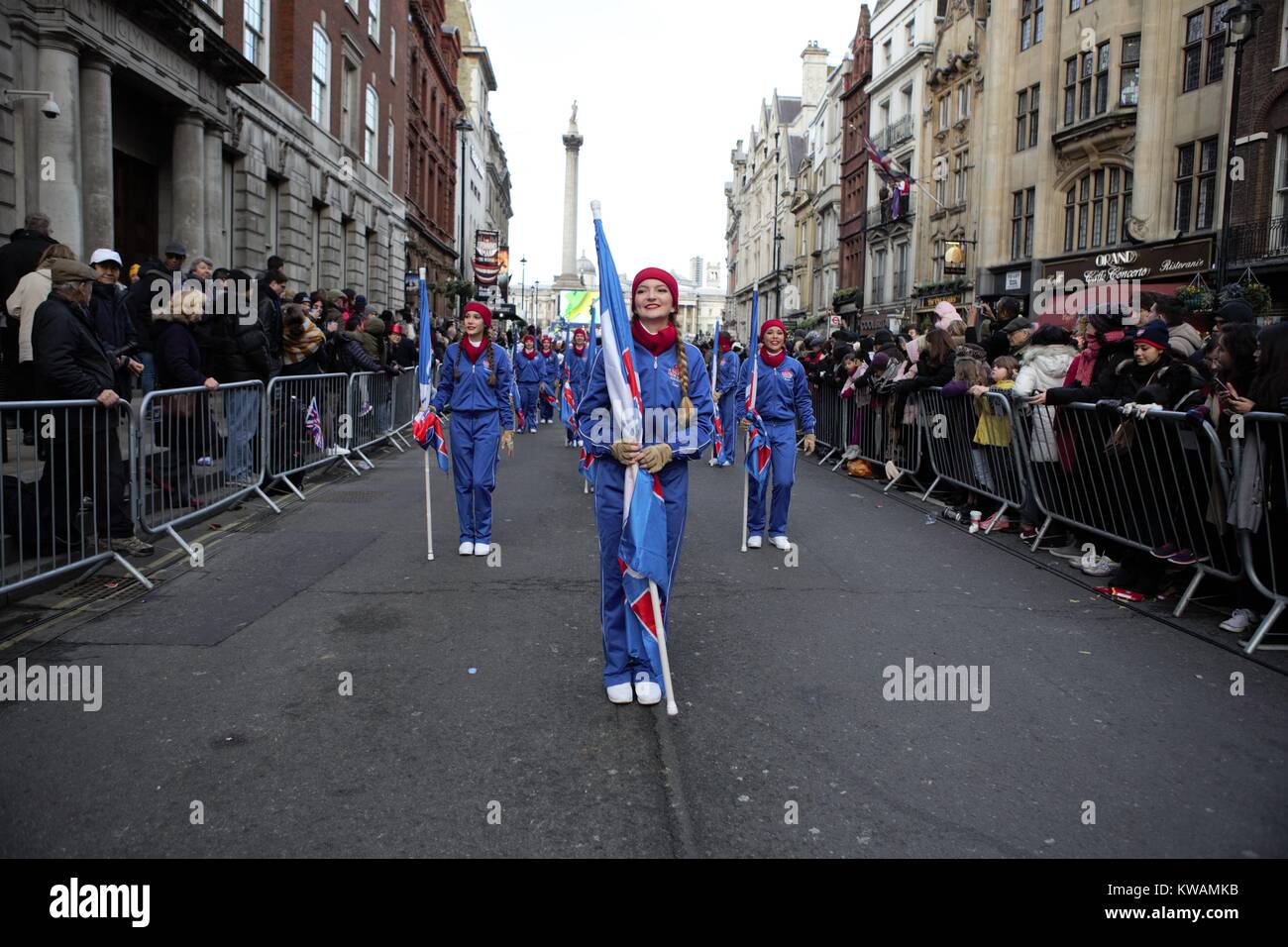 Défilé du Nouvel An Londres 2018 - danseurs, acrobates, cheerleaders, fanfares, des véhicules historiques et plus monter dans le coeur de la capitale pour une célébration coloré de spectacles contemporains Banque D'Images