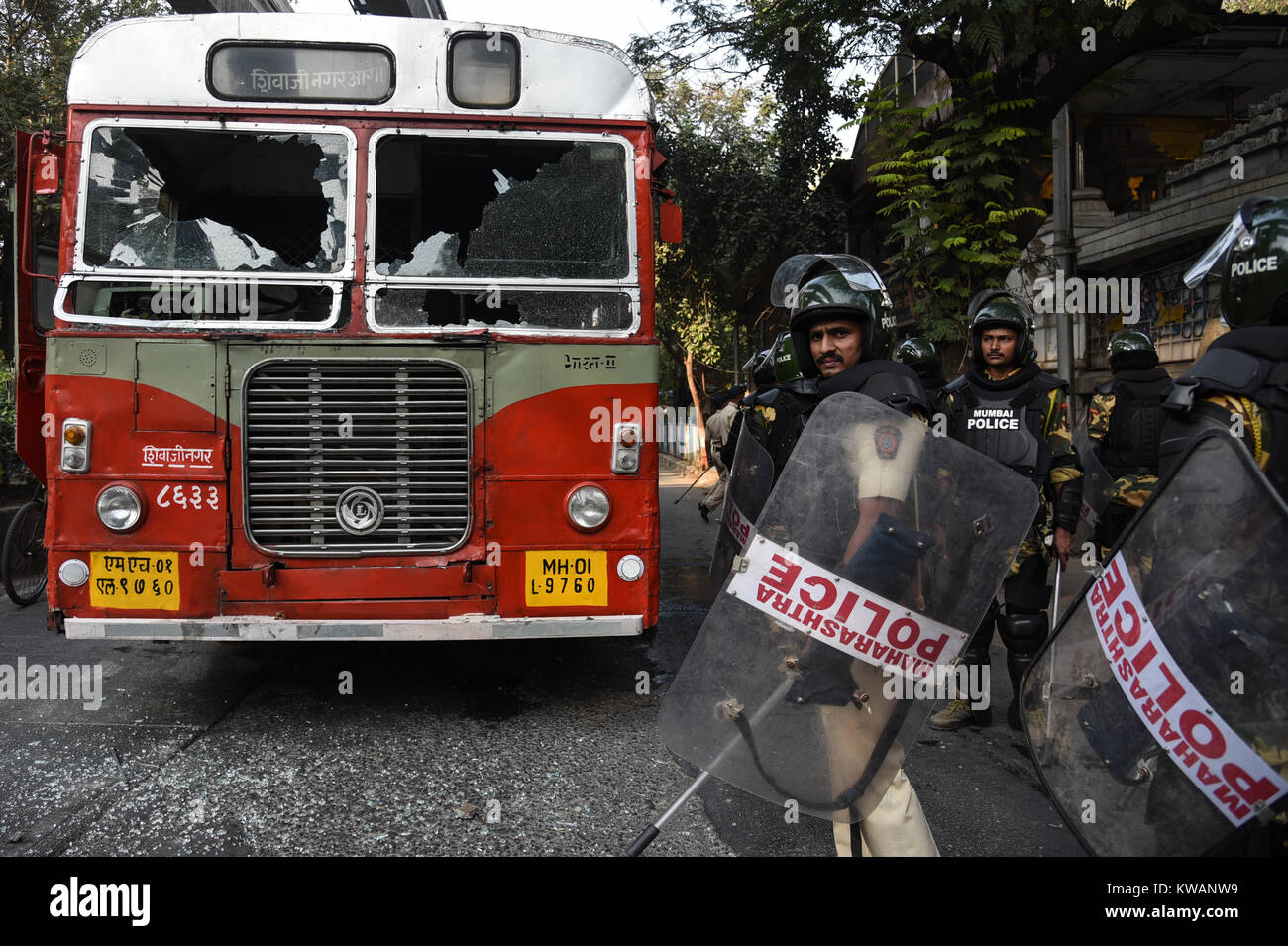 Mumbai. 2 Jan, 2018. La zone de patrouille de police indiennes comme un bus des transports publics a été endommagé par la Dalit protestataires à Mumbai, Inde, le 2 janvier 2018. Manifestations dans plusieurs parties de Mumbai le mardi, un jour après un 28-year-old est mort à Dalit du district de Pune à la suite d'une altercation entre deux groupes lors de célébrations pour souligner le bicentenaire d'un British-Peshwa la guerre. Source : Xinhua/Alamy Live News Banque D'Images