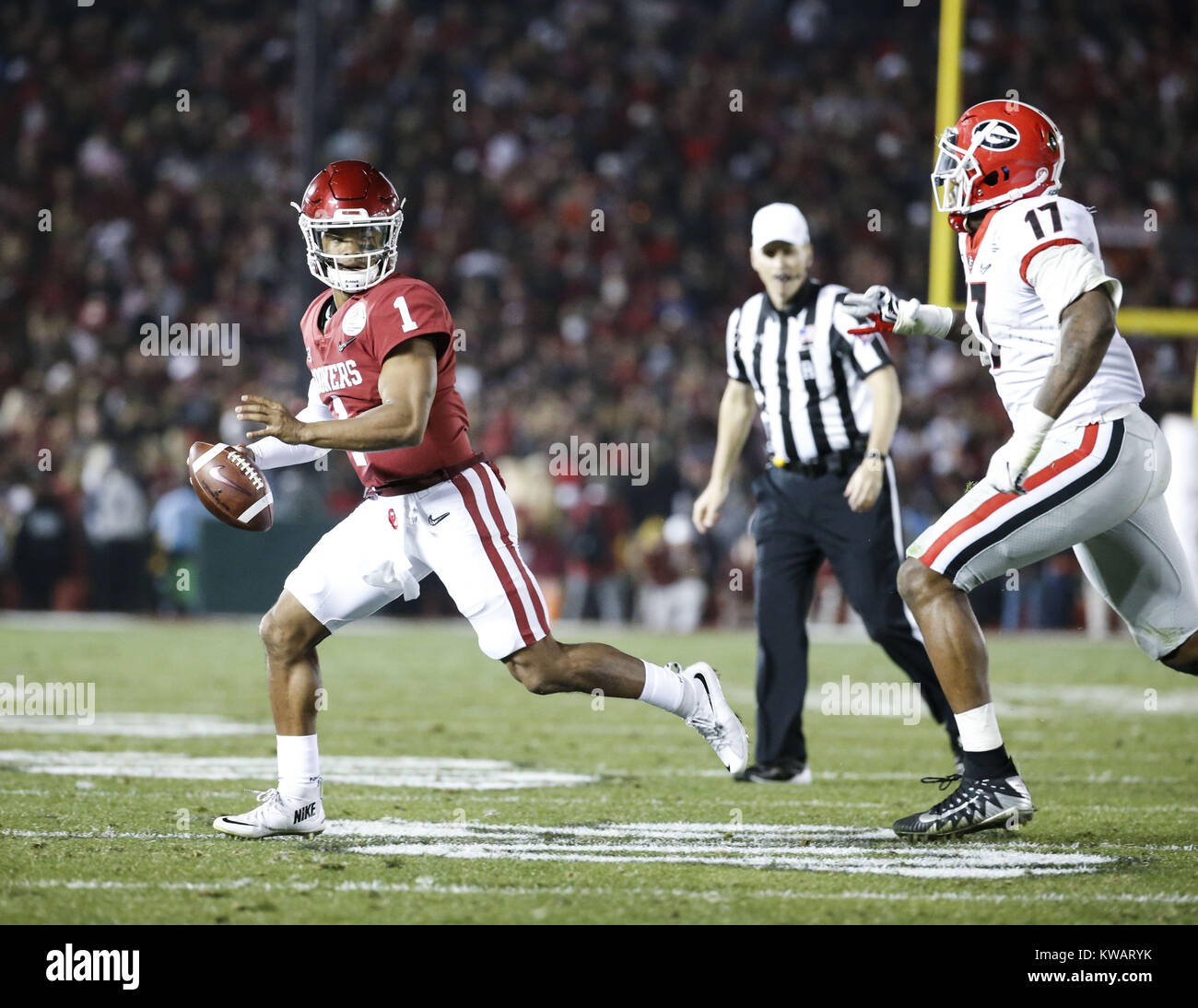 Los Angeles, Californie, USA. 1er janvier 2018. Oklahoma Sooners QB Kyler Murray # 1 en actions pendant la 104e Rose Bowl game entre Oklahoma Sooners et Georgia Bulldogs le lundi, Janvier 1, 2018 à Pasadena, en Californie. Ringo : crédit Chiu/ZUMA/Alamy Fil Live News Banque D'Images