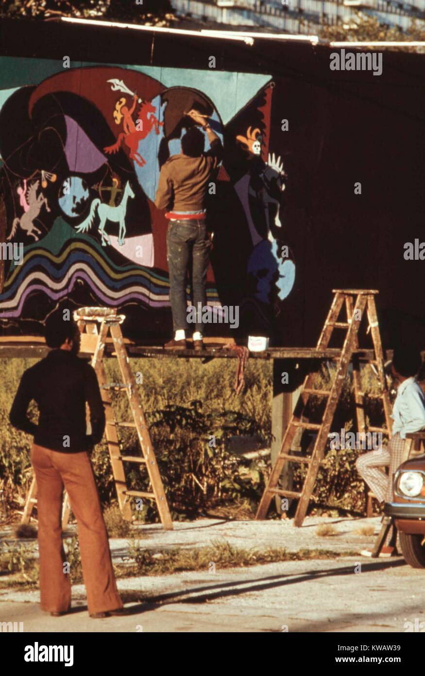 L'artiste Ron Blackburn une peinture murale extérieure, Chicago, Illinois, Juin, 1973. L'image de courtoisie des Archives nationales. Banque D'Images