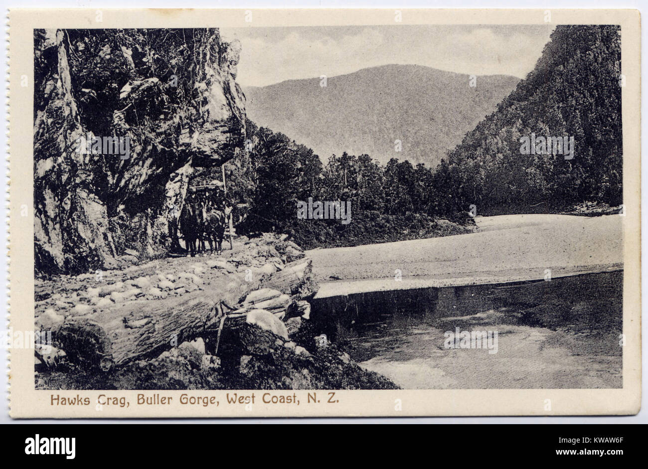Carte postale de Hawks de rocher sur la route qui traverse les gorges de Buller, Westland, Nouvelle-Zélande, probablement au début des années 1900. Banque D'Images